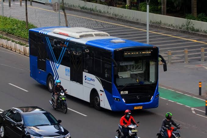 Transjakarta Bakal Tempatkan Petugas Khusus di Jalur Perlintasan Kereta