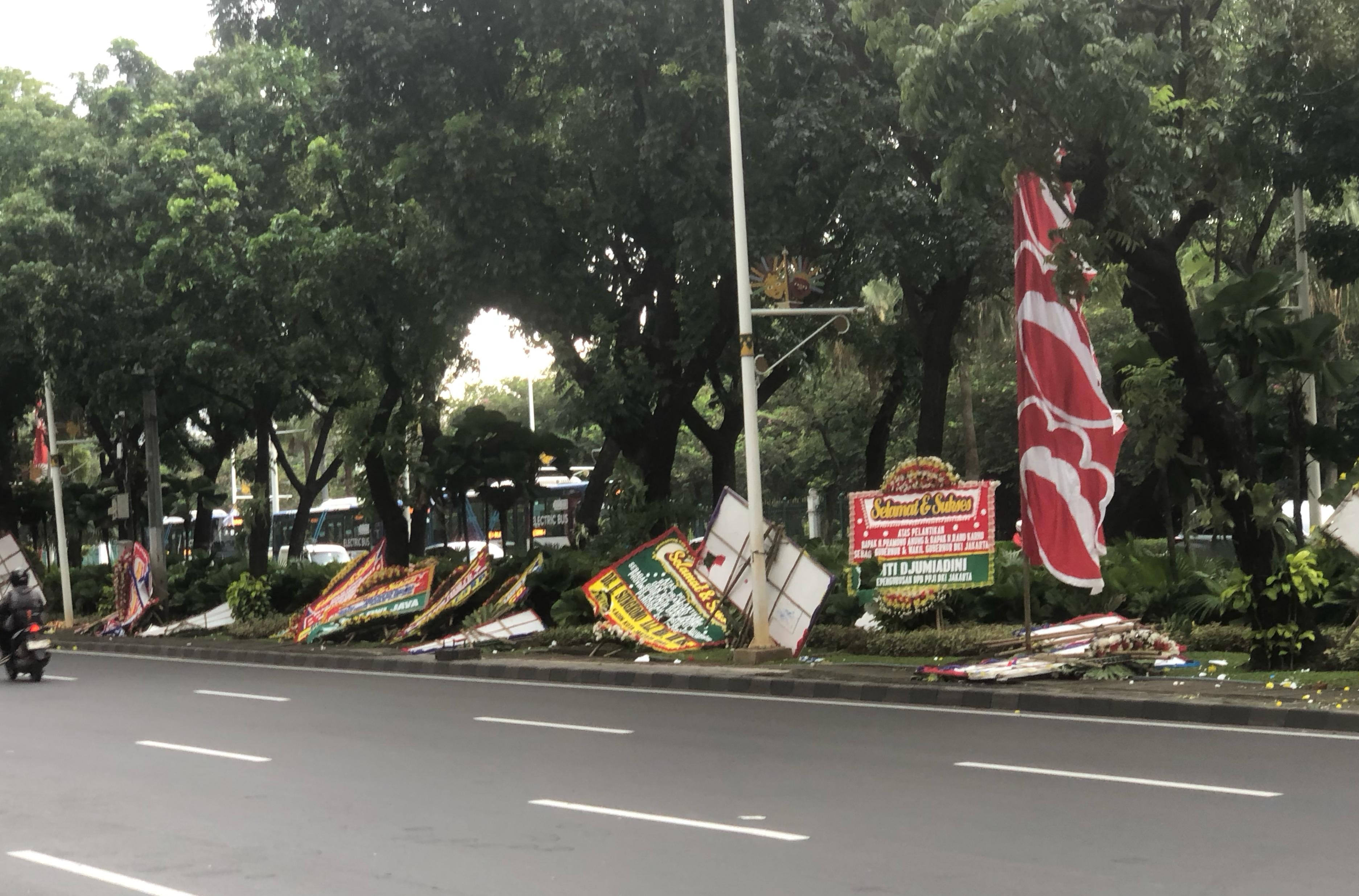 Karangan Bunga Pram-Rano Dirusak Pendemo Indonesia Gelap