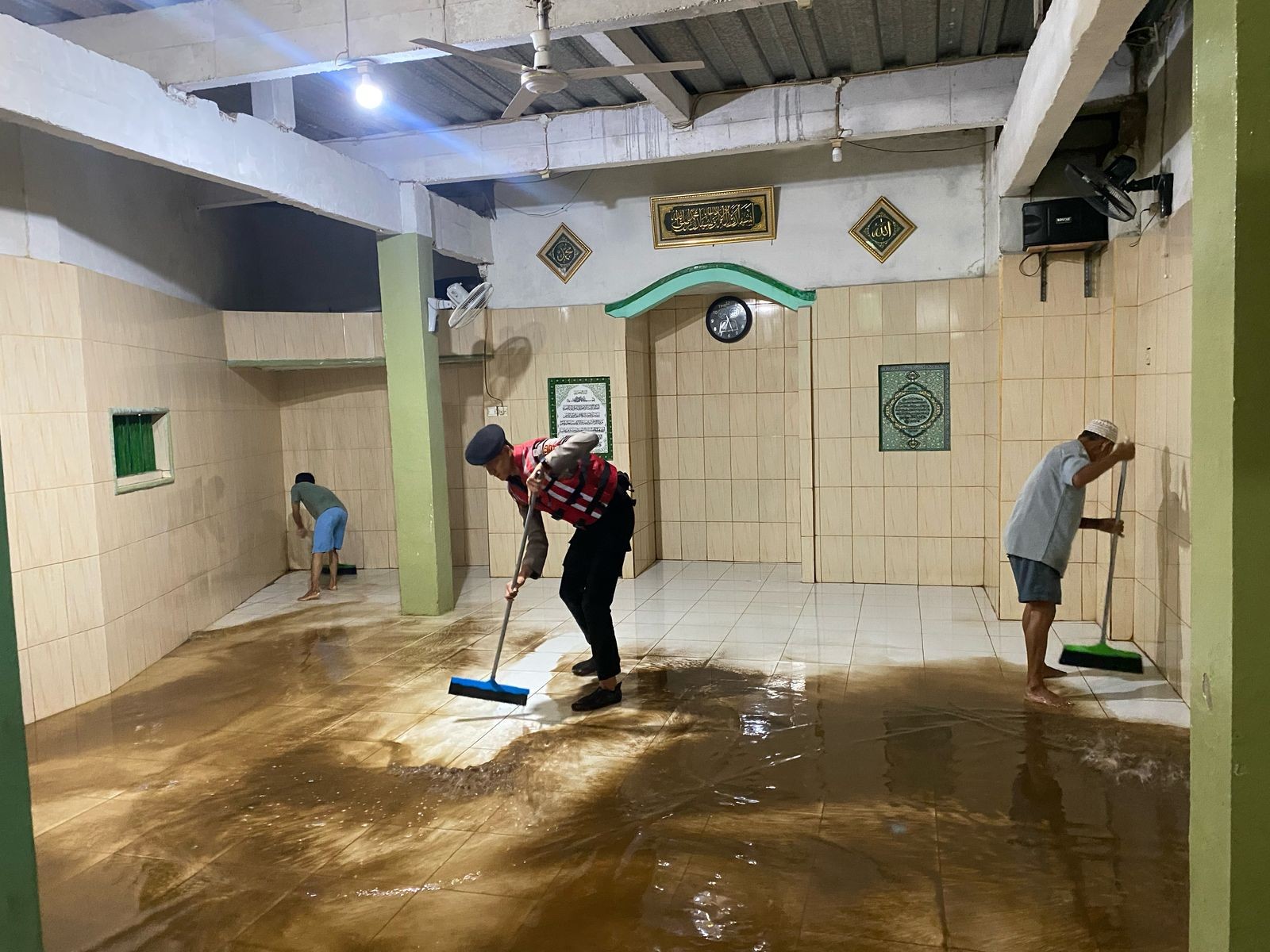 Banjir Kebon Pala, Polisi Bantu Bersihkan Lokasi