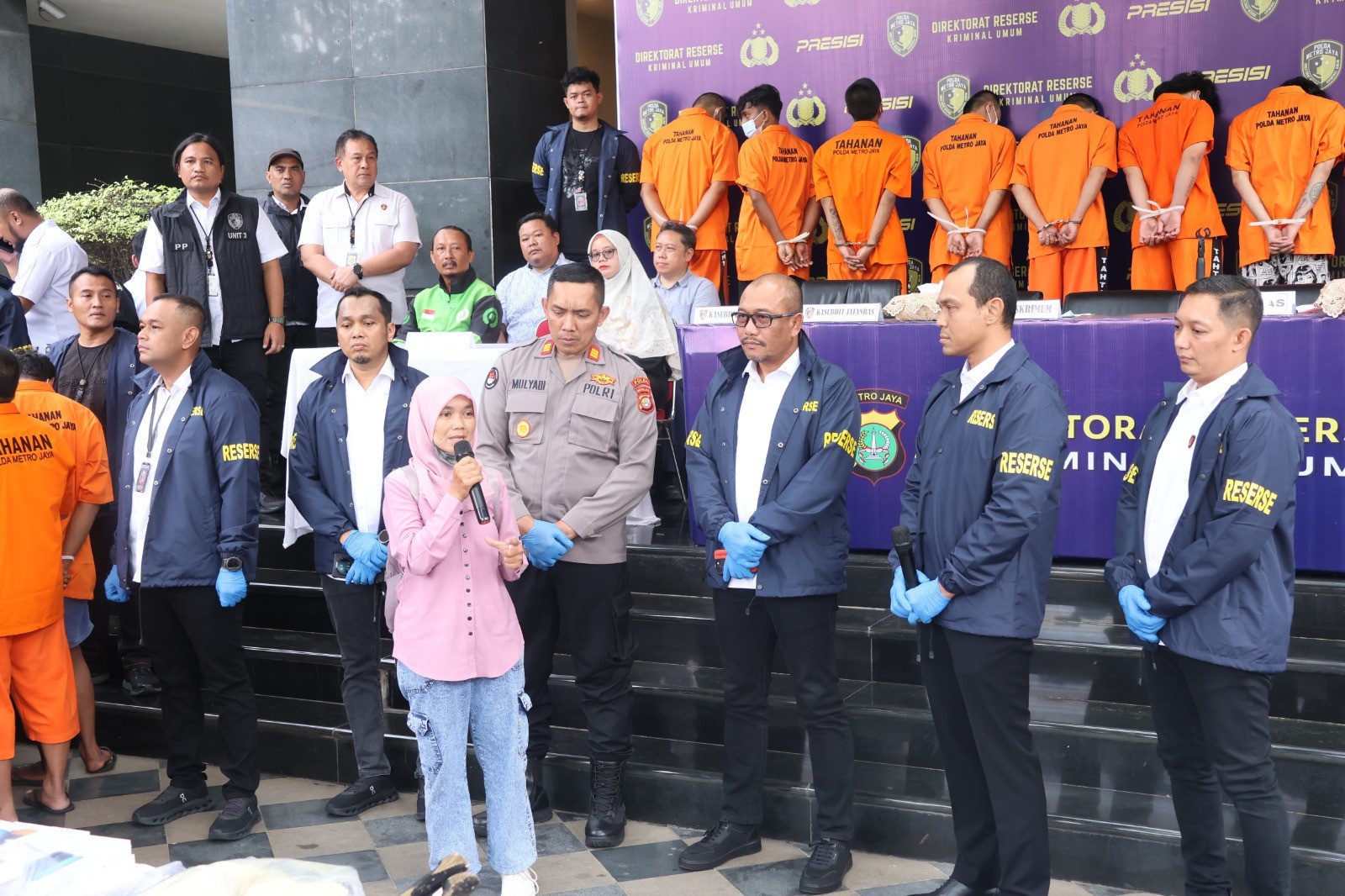 Ojol dan Emak-emak Bahagia saat Polisi Kembalikan Motornya yang Dibegal 