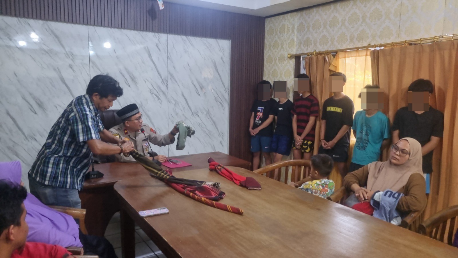 Polsek Ciputat Timur Bina Enam Pemuda Pelaku Perang Sarung 