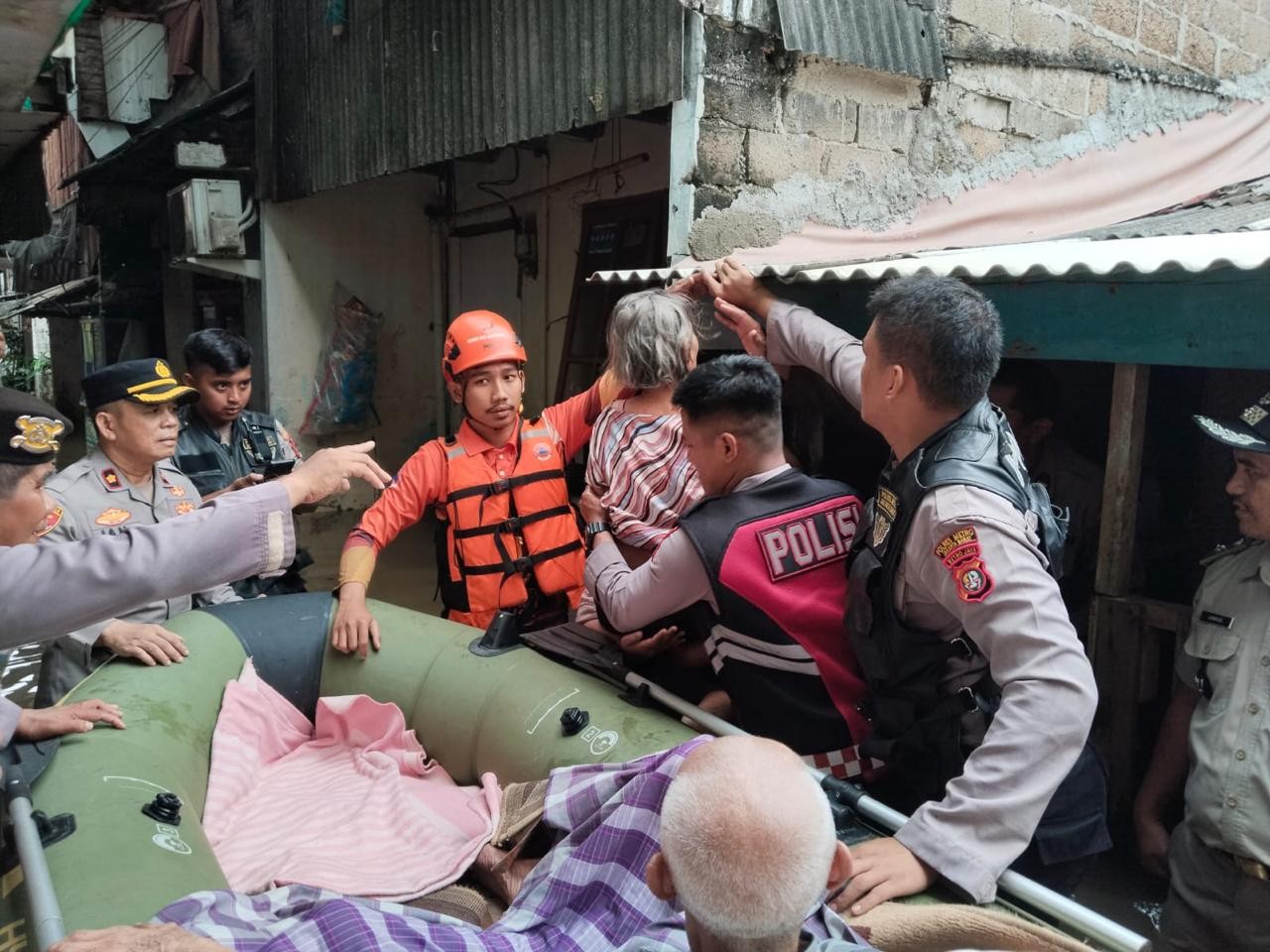 Polisi Evakuasi Lansia Stroke Korban Banjir di Cengkareng
