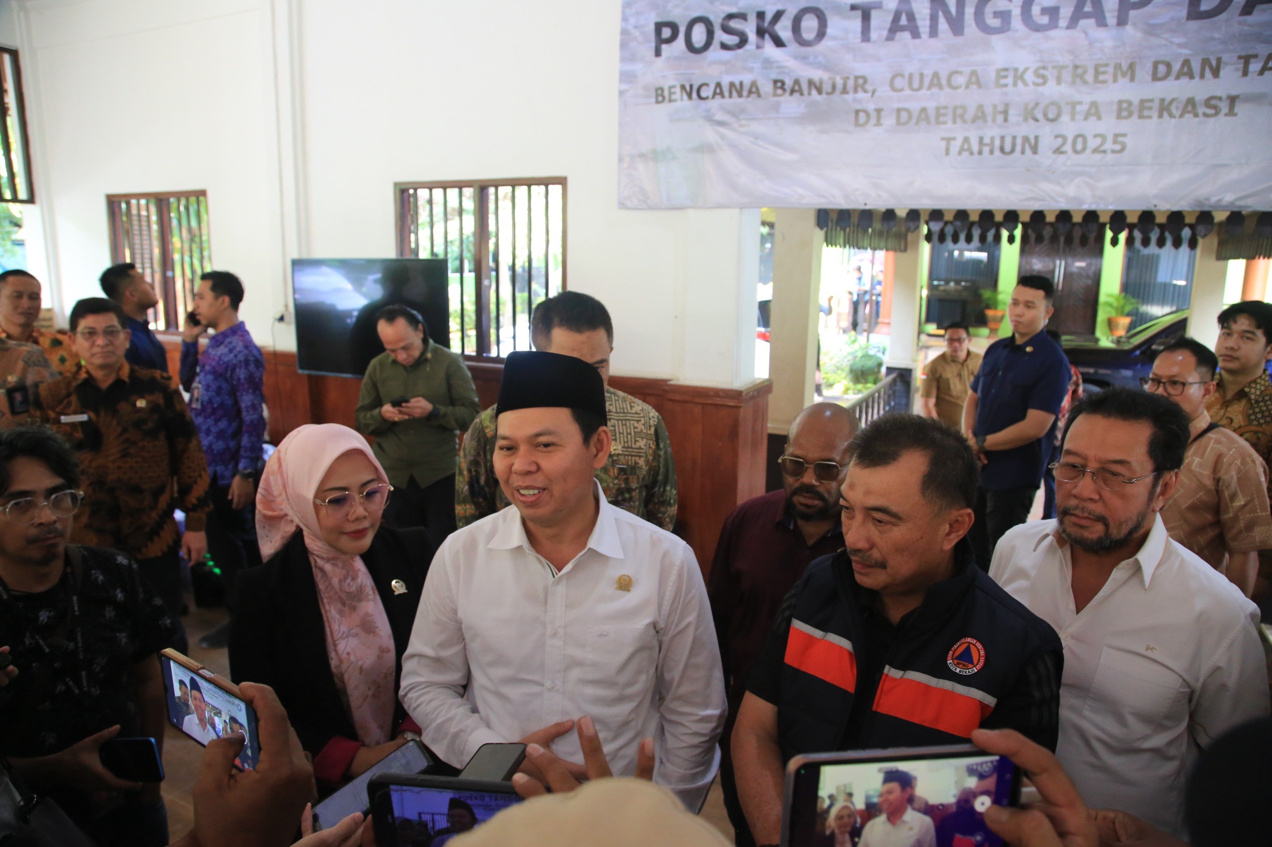 Ketua DPD RI Sultan B. Najamudin Serahkan Bantuan untuk Korban Banjir di Bekasi