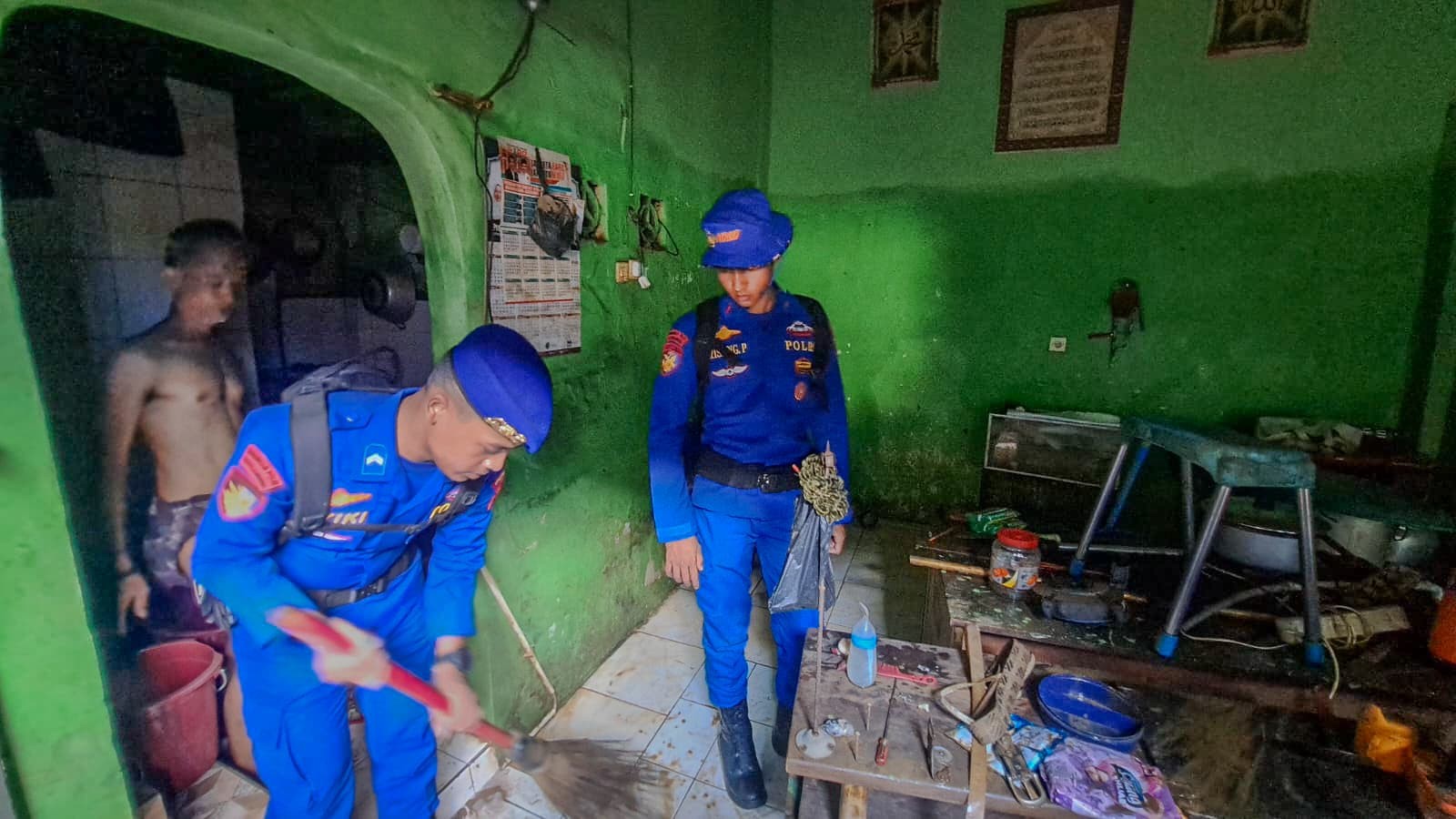 Pasca Banjir, Ditpolairud Polda Metro Bantu Bersihkan Permukiman di Jaktim