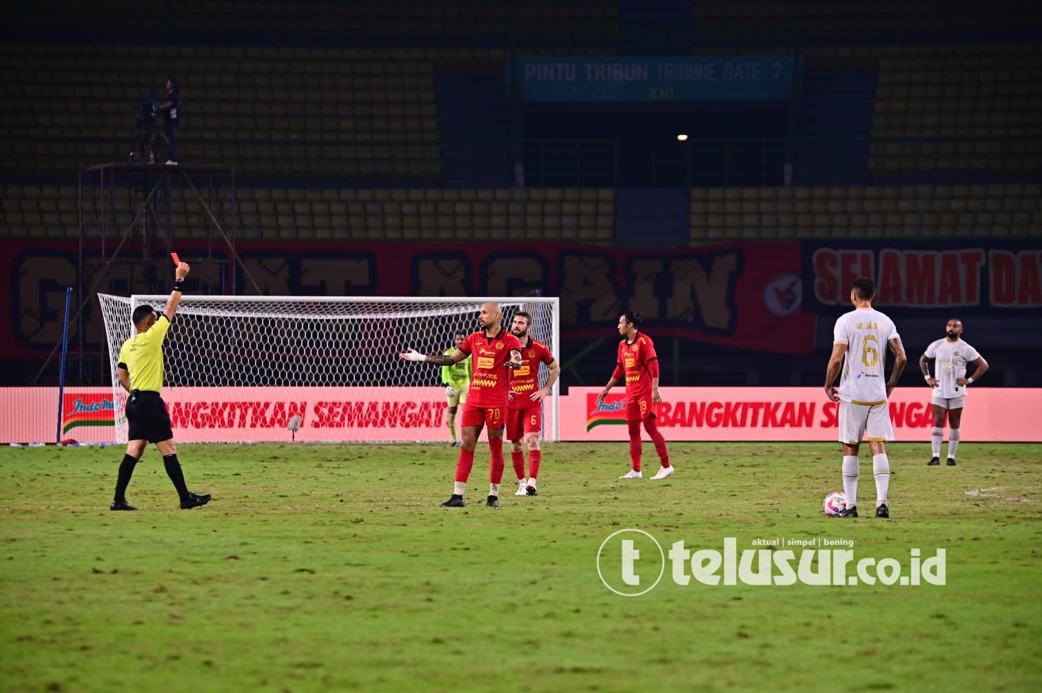Pelatih Persija Carlos Pena Anggap Kartu Merah untuk Gajos Tidak Adil, Singgung Kompetensi Wasit VAR