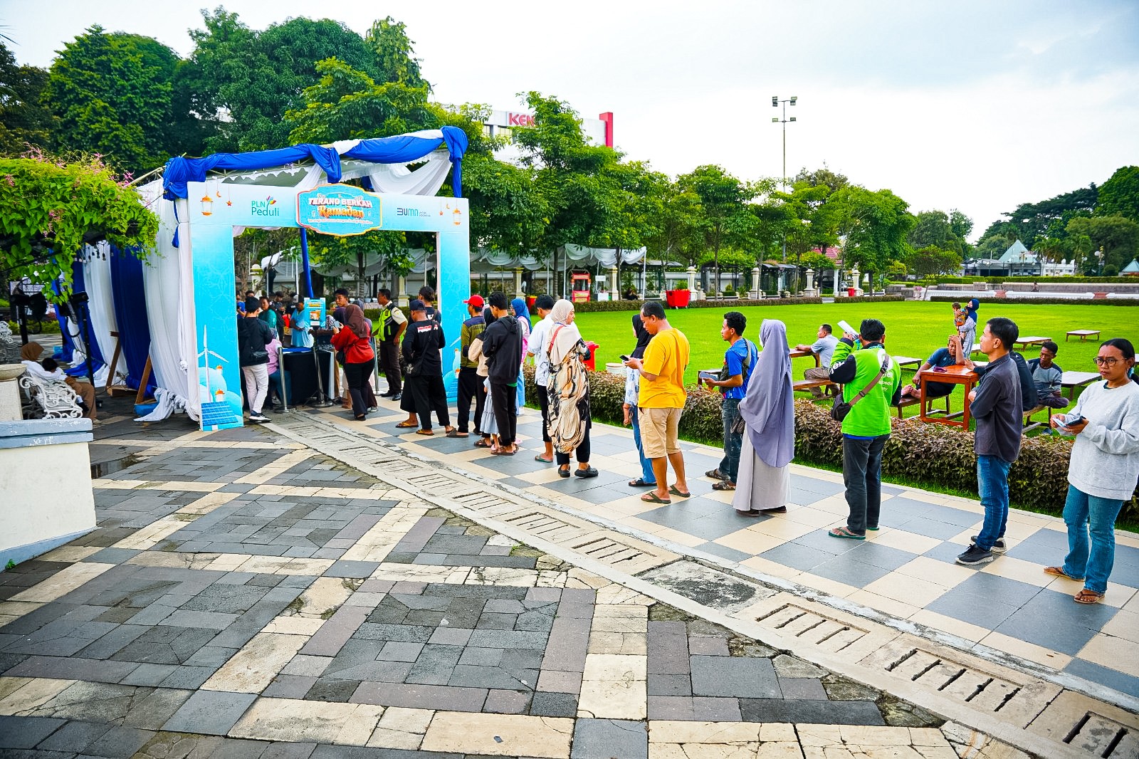 Dukung Ketahanan Pangan, PLN Gelar Sembako Pasar Murah di Tugu Pahlawan Surabaya