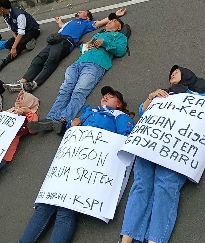 Ratusan Buruh Demo Rumah Bos Sritex, Tuntut Bayar Pesangon dan THR