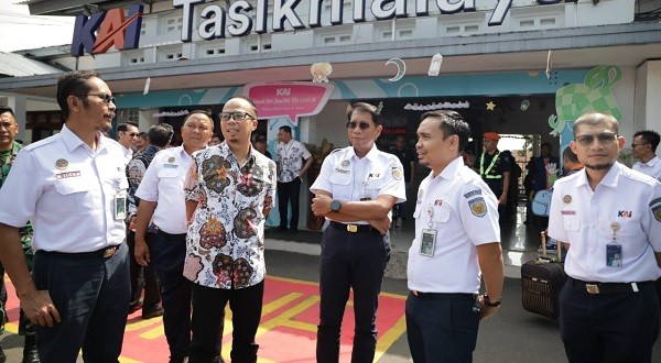 Kunjungi Stasiun Tasikmalaya, Dirut KAI Berkomitmen Tingkatkan Layanan