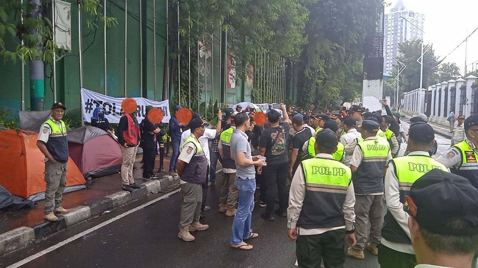 Usir Paksa Masa 'UU TNI' Yang Berkemah di Depan DPR, Satpol PP Jakarta: Kami Mohon Maaf