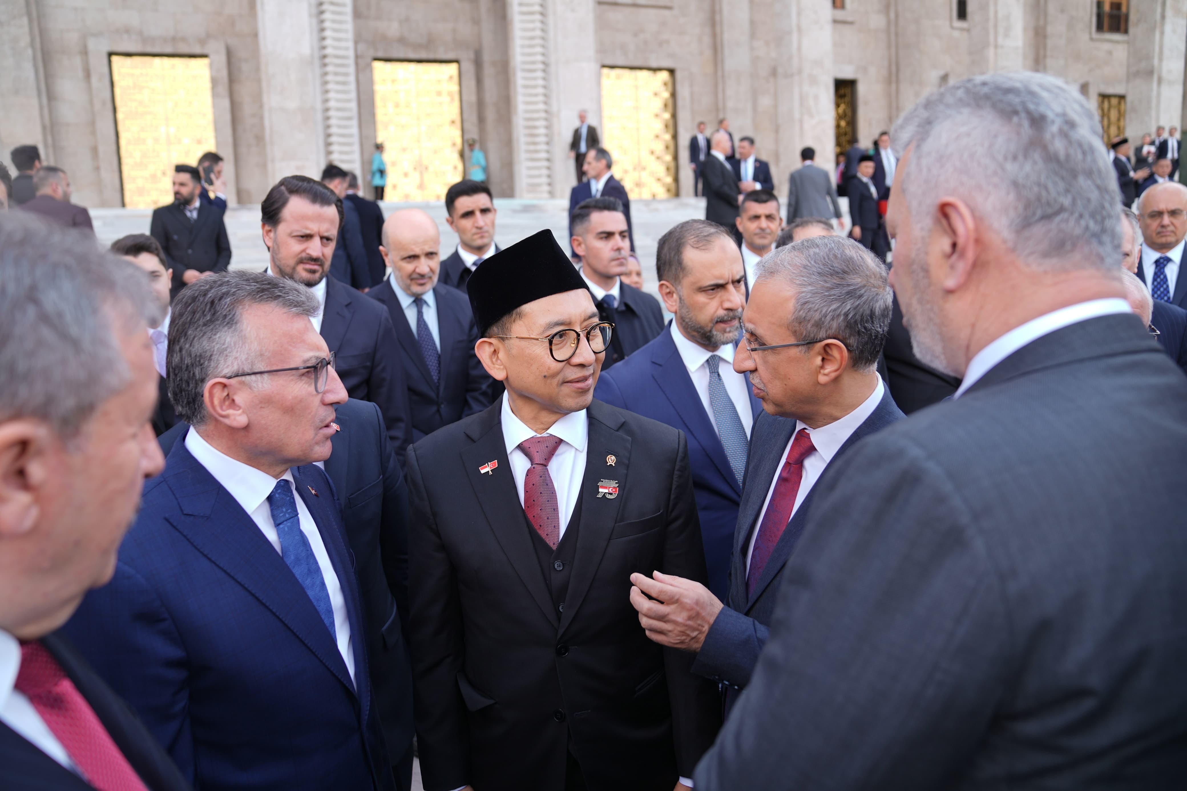 Fadli Zon Dampingi Presiden Prabowo dalam Penyampaian Pidato di Sidang Parlemen Turkiye