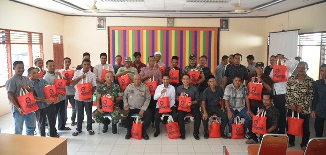 Azhari Cage Salurkan Bantuan untuk Petani Terdampak Banjir di Muara Batu