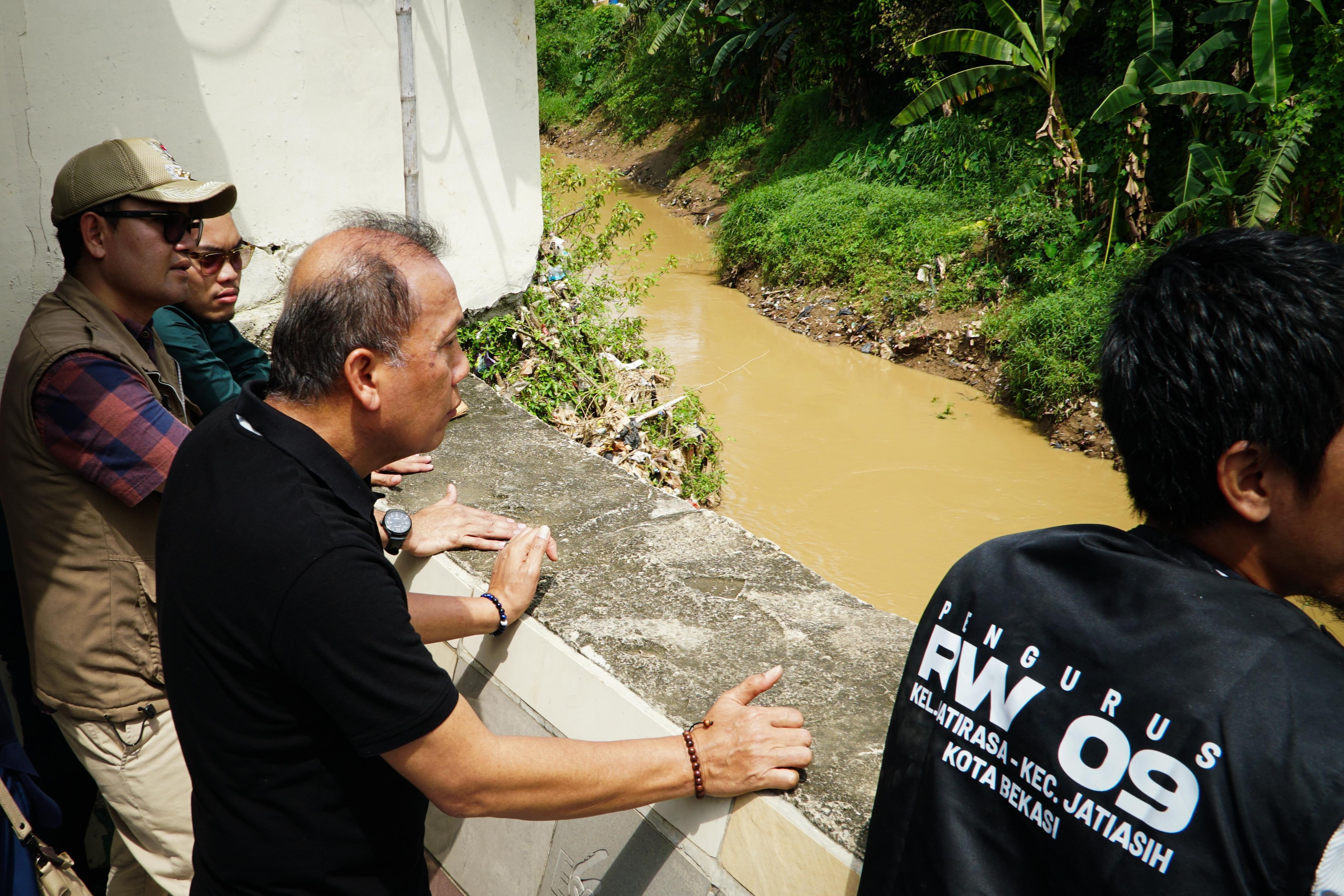 Waketum NasDem Saan Mustopa Tinjau  Lokasi Banjir di Pondok Gede Permai