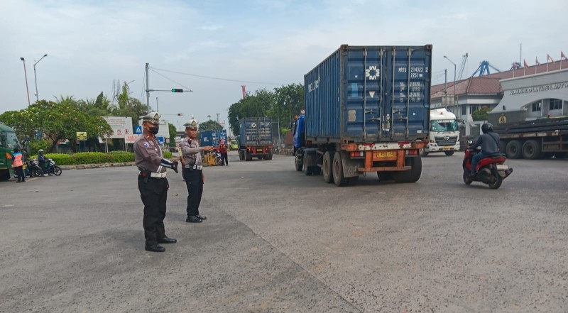 Polisi Berjibaku Urai Kemacetan Akibat Lonjakan Truk Peti Kemas di Tanjung Priok 