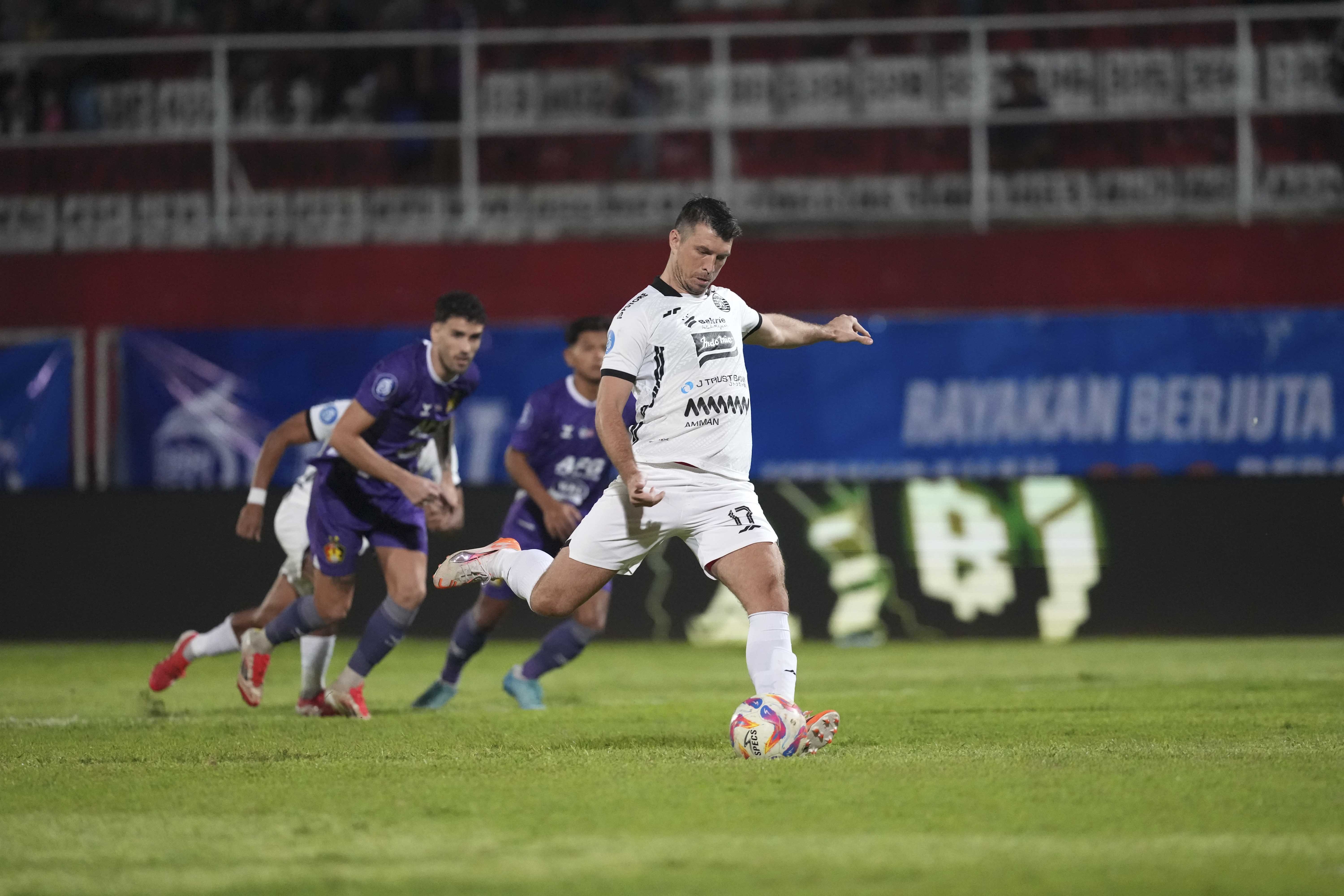 Gol Penalti Kudela Jadi Penentu Kemenangan Persija atas Persik
