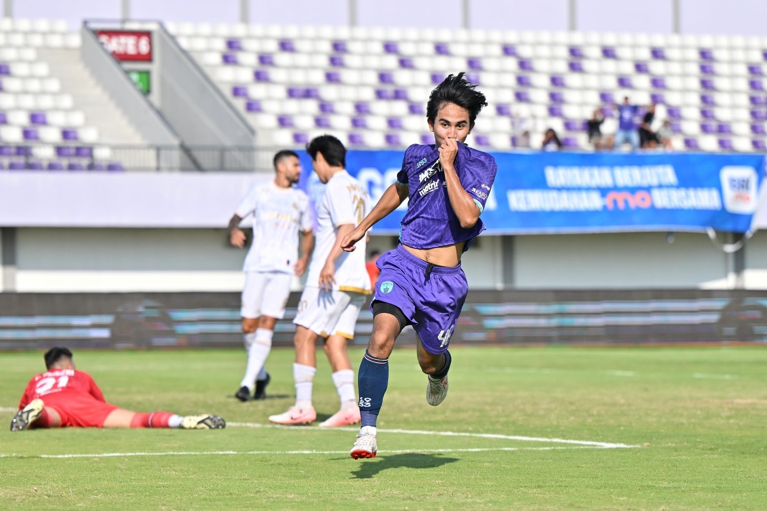 Laga Penuh Drama, Persita Tumbangkan Arema FC