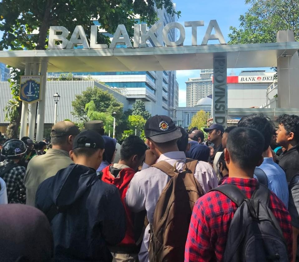 Dapat Informasi Dari WhatsApp, Puluhan Pelamar PPSU Padati Balai Kota Jakarta