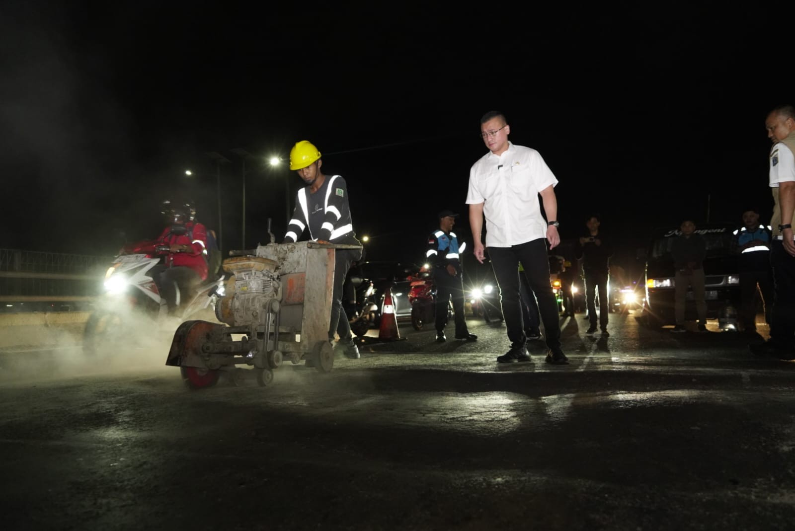 Sebabkan Kecelakaan, Kenneth DPRD DKI Tinjau Langsung Jalan Rusak di Flyover Grogol