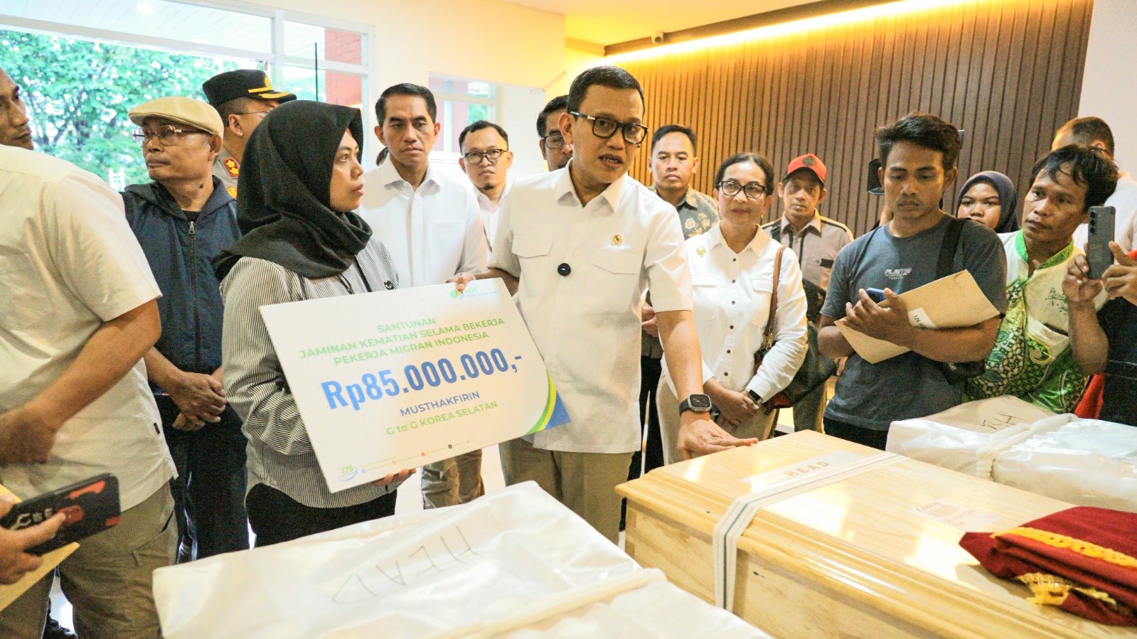 BPJS Ketenagakerjaan Serahkan Santunan Kematian ke Keluarga PMI Musthakfirin