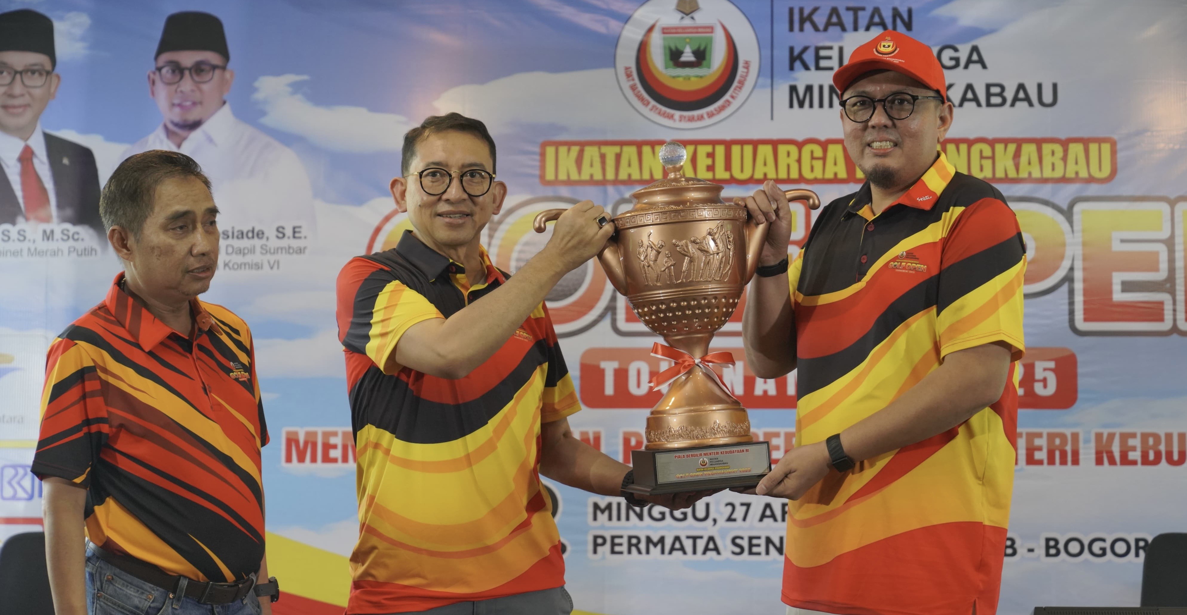 Fadli Zon Serahkan Piala Bergilir Menteri Kebudayaan
