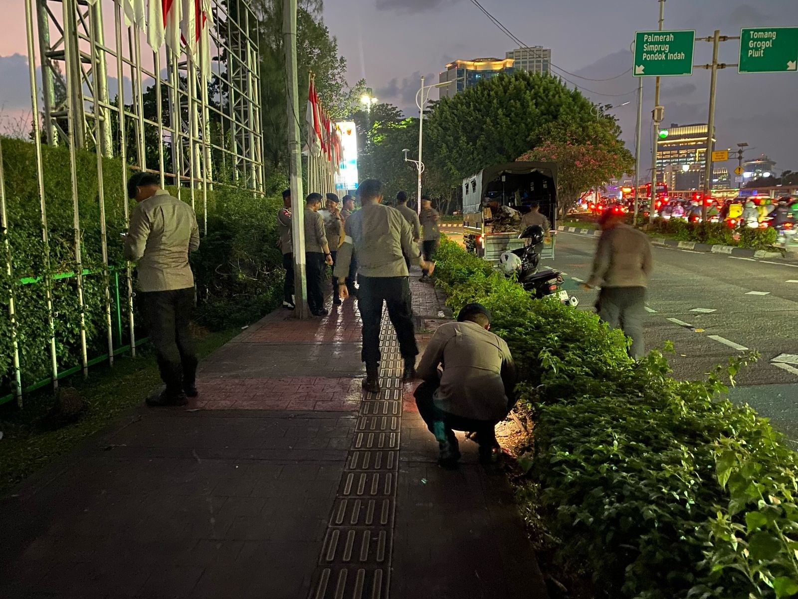 Pastikan Pengamanan May Day, Brimob Polda Metro Sisir Kawasan DPR