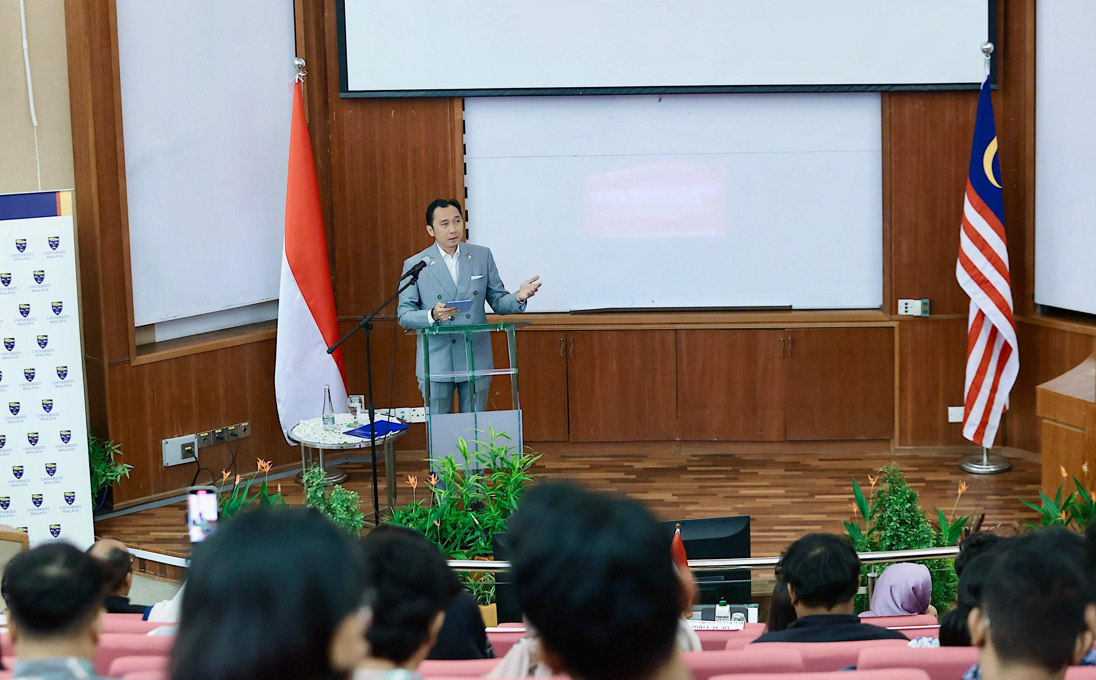 Di Kuliah Umum Universiti Malaya, Ibas: Kita Tak Perlu Memilih! Kita Bersatu, Berjuang Dalam Nilai-Nilai ASEAN