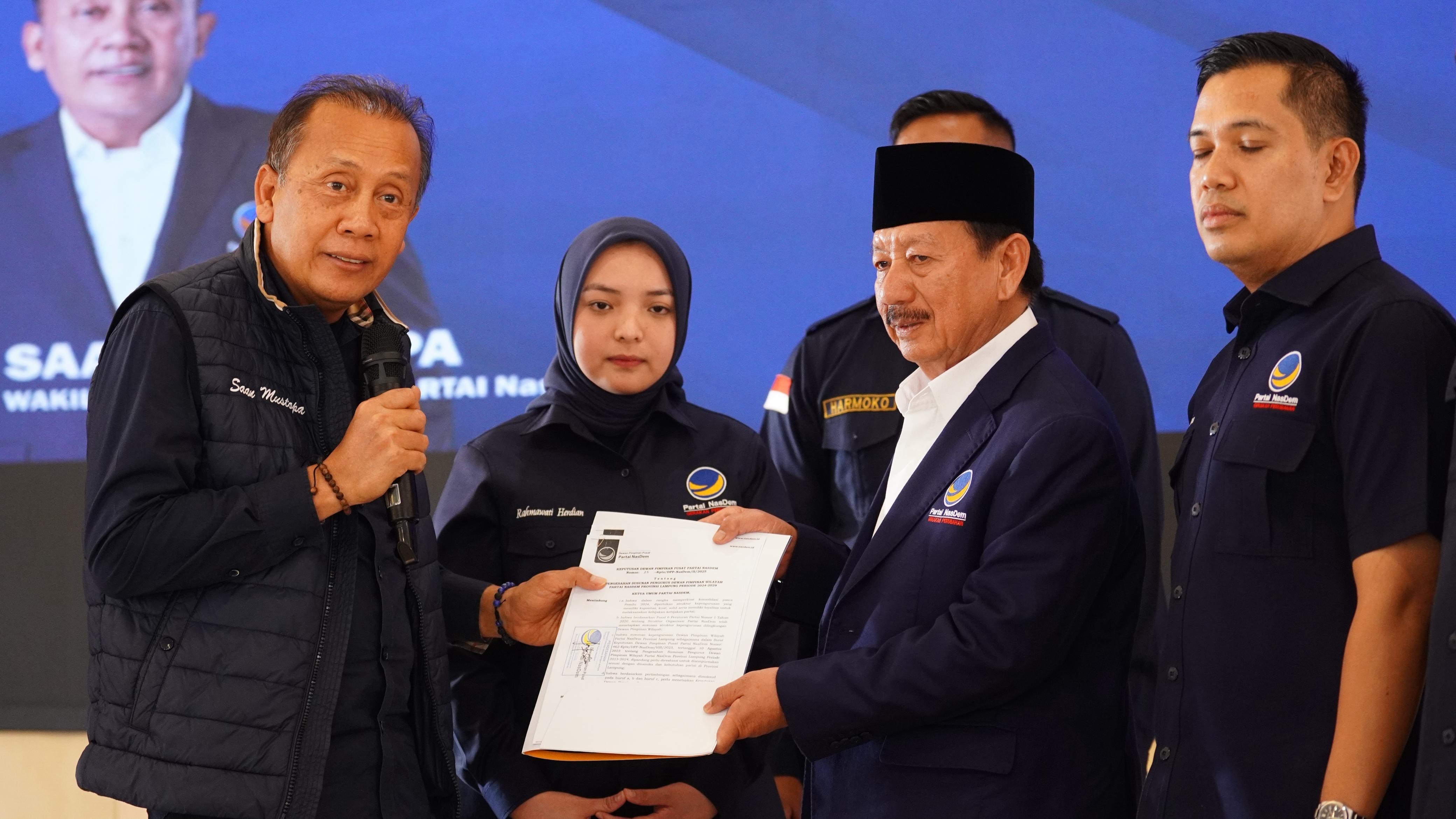 Saan Mustopa Serahkan SK Kepengurusan NasDem Lampung, Targetkan Menang di 2029