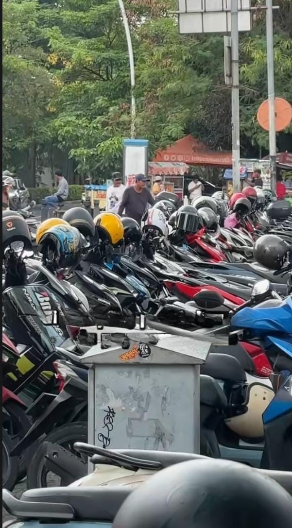 Perpus TIM Dibuka hingga Malam, PKL dan Parkir Liar Dibiarkan Semrawut