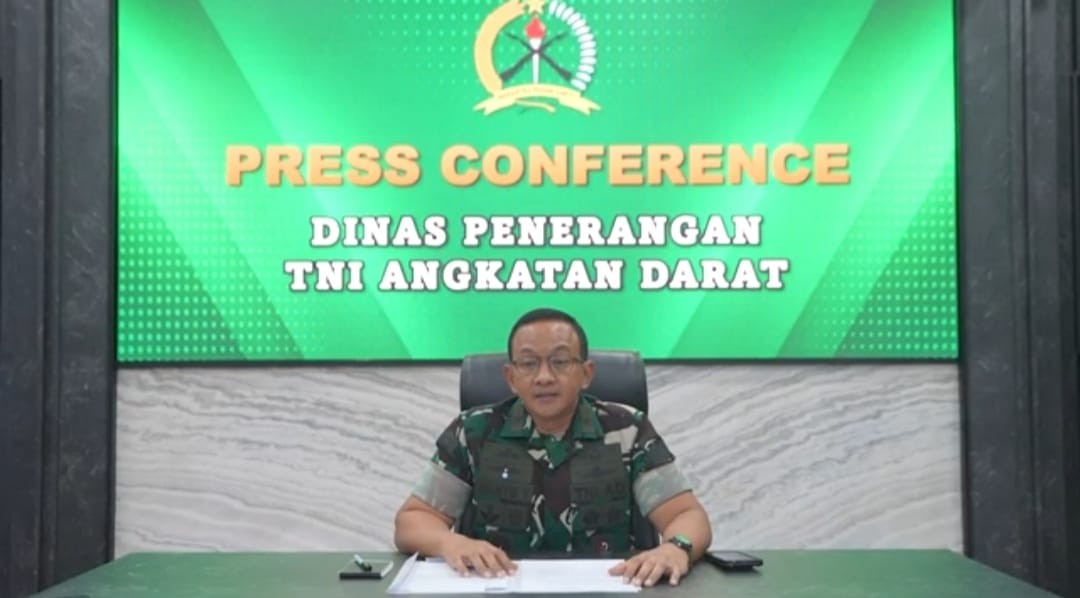 TNI AD Bantu Proses Pemakaman Korban Ledakan Amunisi di Garut