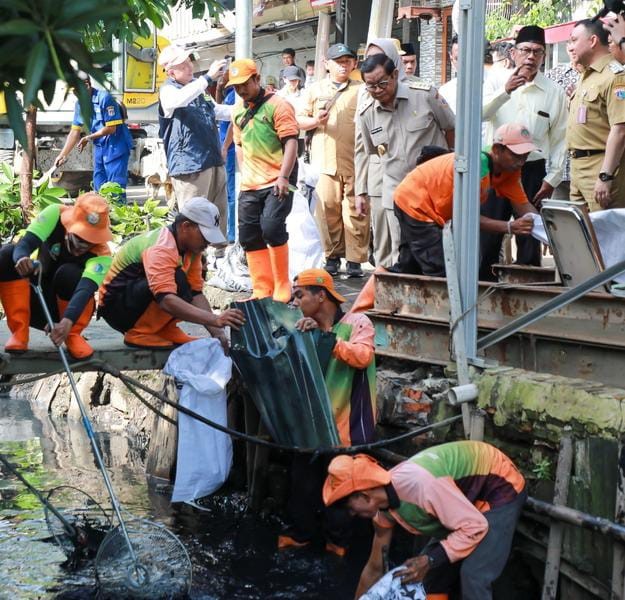 Pramomo Tinjau Pengerukan Kali Cakung Lama Sepanjang 8 Km