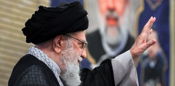 Ayatollah Khamenei Pimpin Penghormatan untuk Raisi: "Ia Adalah Simbol Pemimpin dalam Pemerintahan Ilahi"