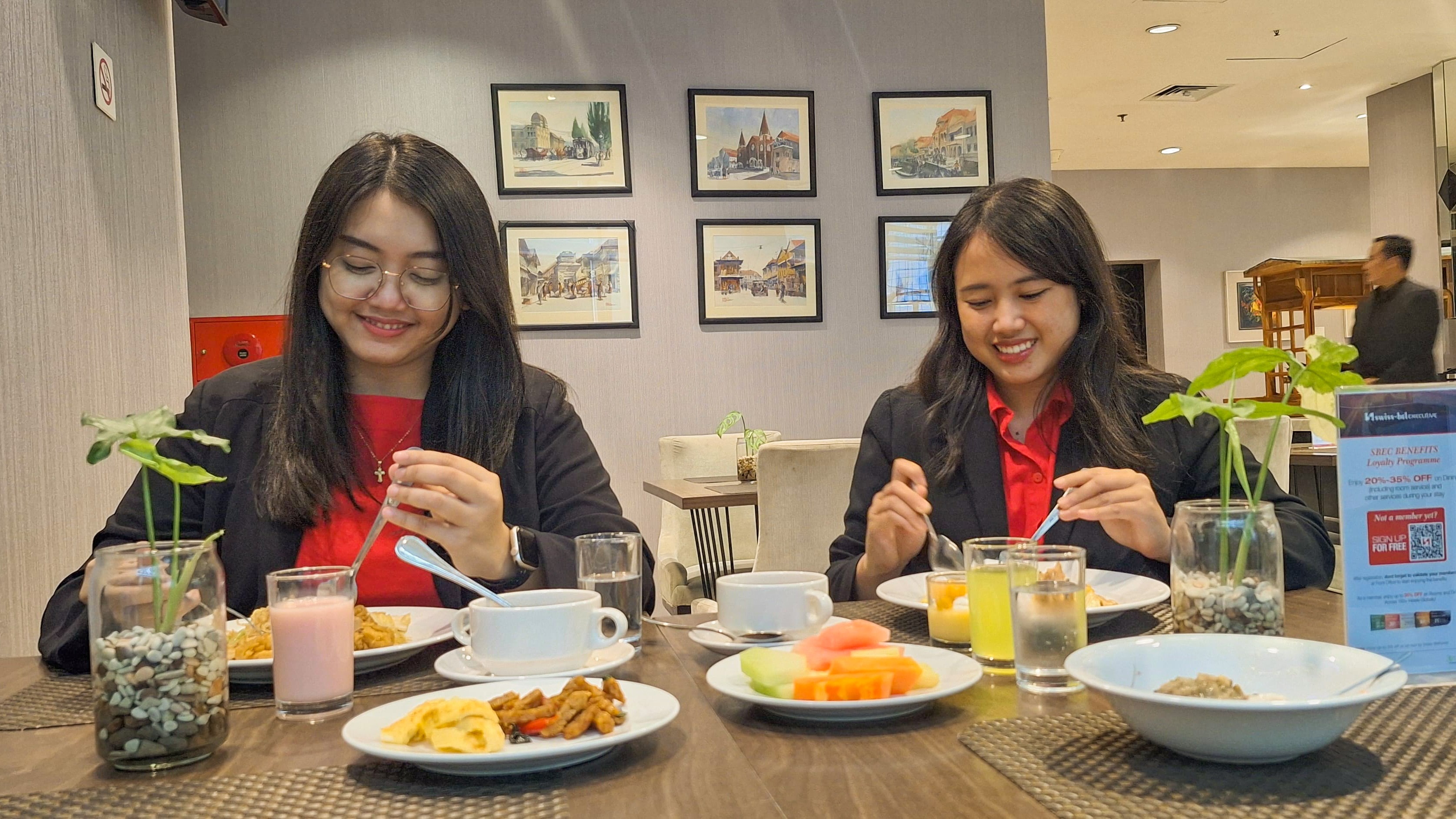 Sensasi Unik! Makan Siang Ditemani Nuansa Seni di Swiss-Belinn Tunjungan