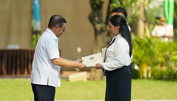 Pramono Serahkan 3.419 SK CPNS Pemprov DKI