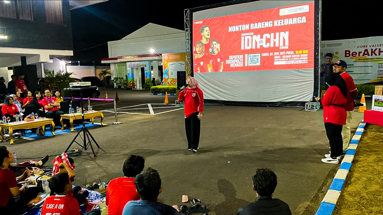 Gerakan Ayah Teladan Digalakkan Kepala BKKBN Jatim dalam Nobar Timnas Indonesia vs China