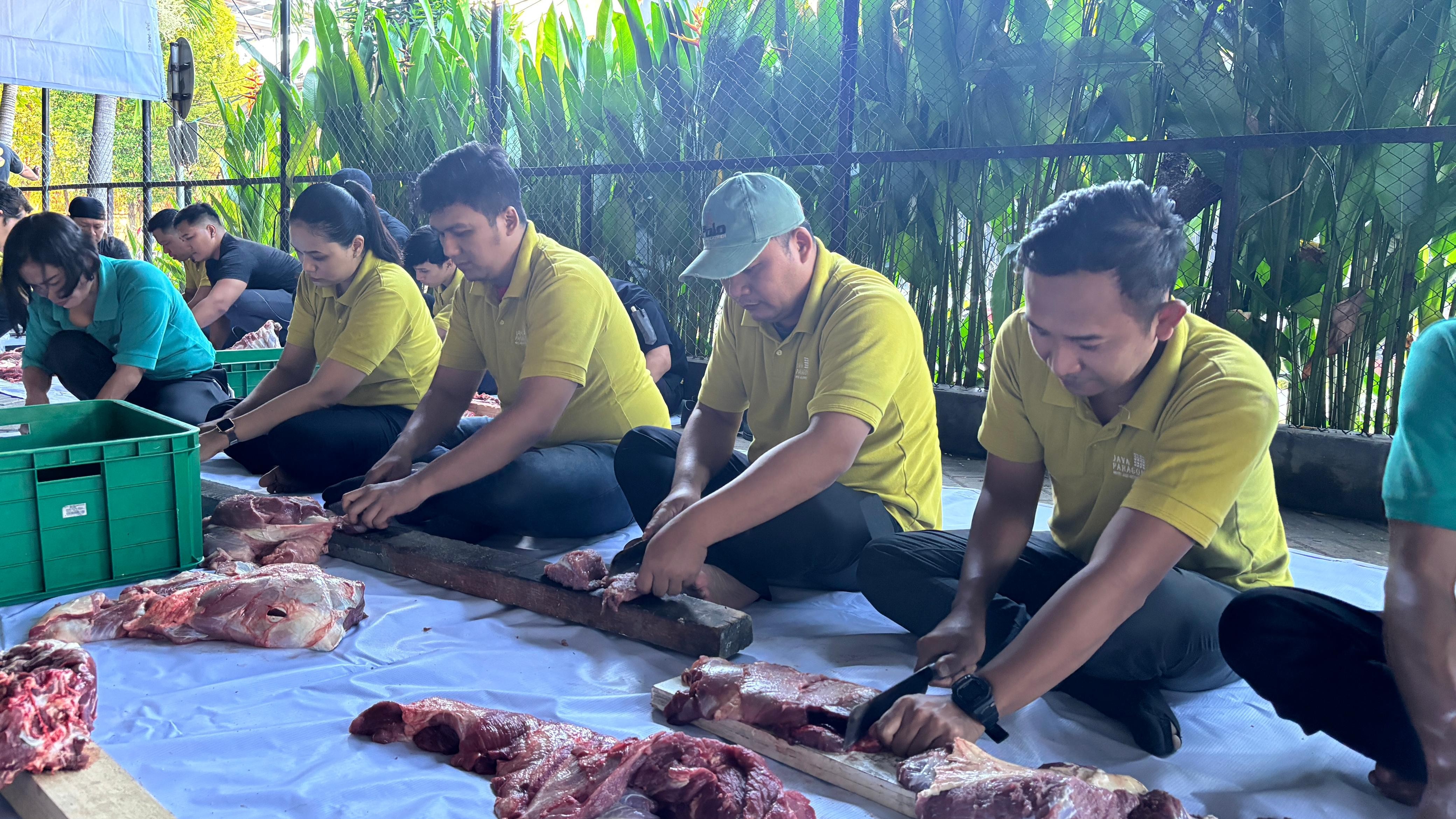 Sambut Iduladha 2025, Java Paragon Hotel Surabaya Sembelih Sapi dan Kreasikan jadi Olahan Menu Unik