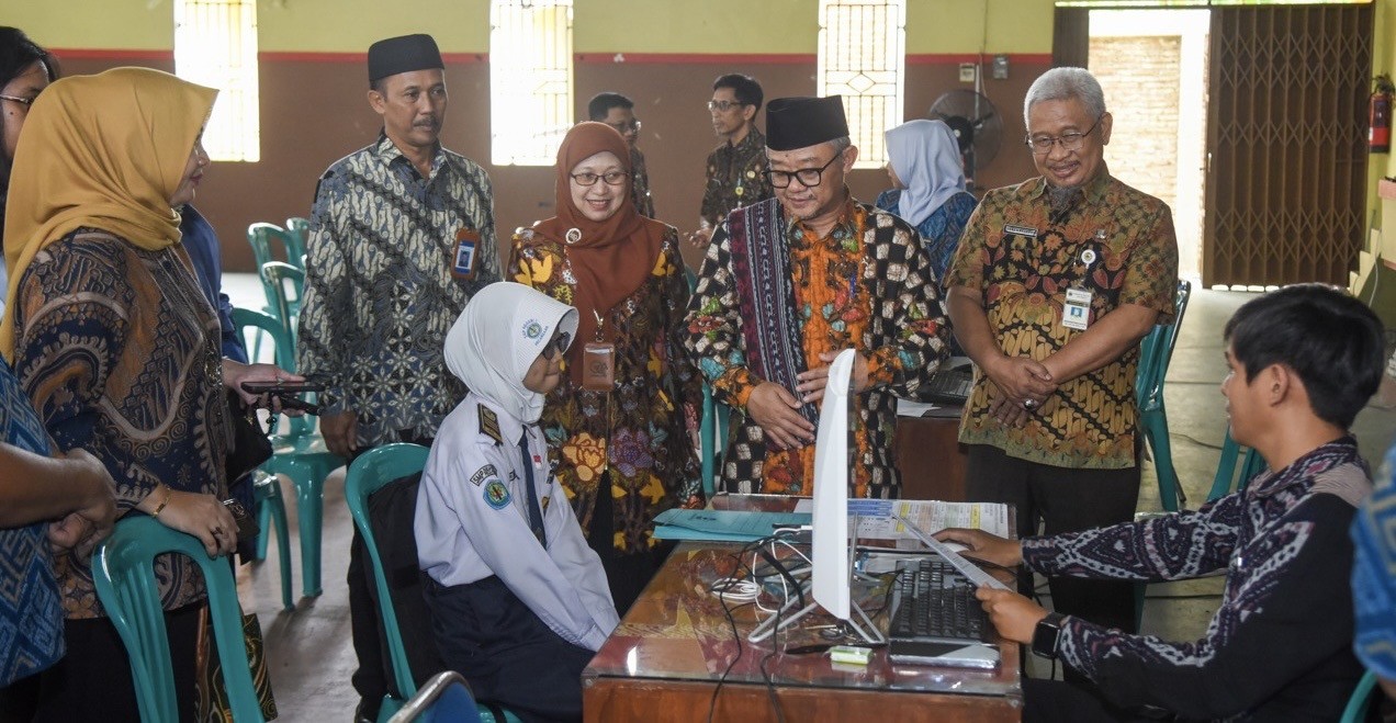 Tinjau Pelaksanaan SPMB di Jateng, Mendikdasmen: Semangat Ya