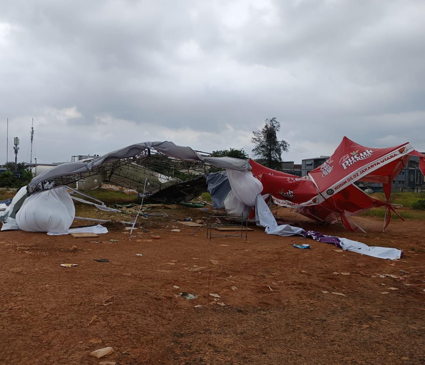 Angin Kencang Robohkan Tenda Pengungsi Kebakaran Kapuk