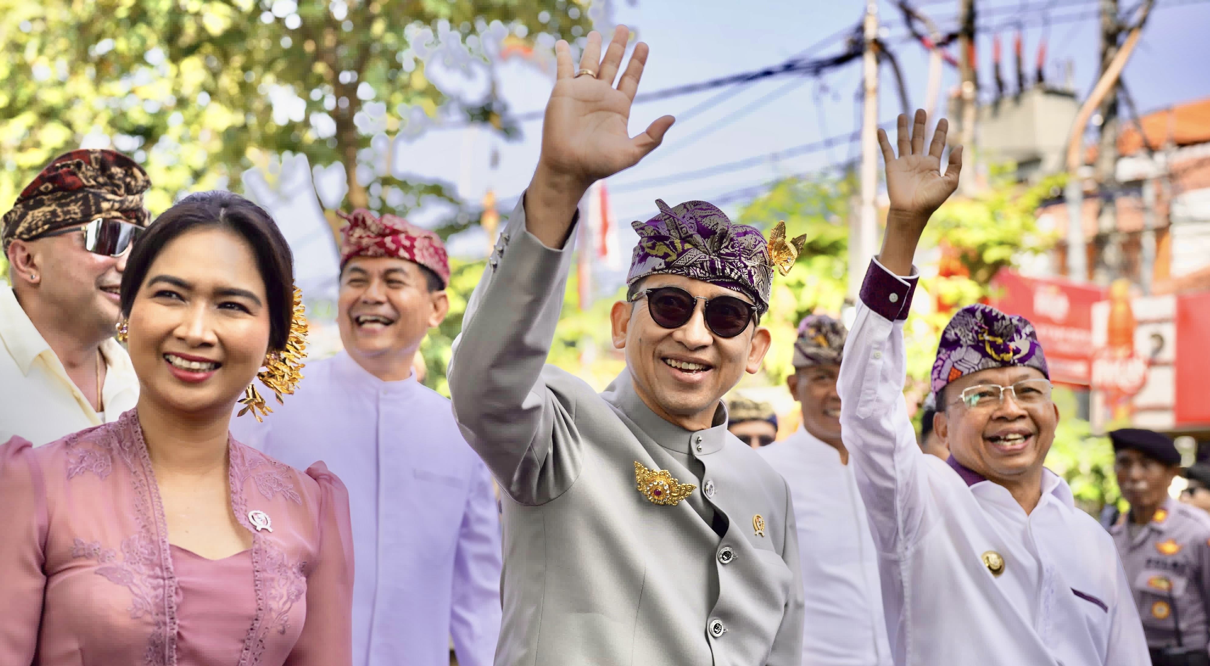 Menbud Lepas Pawai Peed Aya, Dorong Bali Jadi Teladan Pelestarian Budaya Daerah Lain