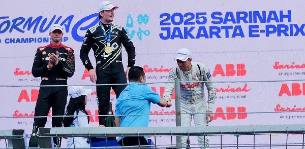 Mewakili Presiden FIA Bersama Gubernur Pramono dan Hasyim Joyohadikusumo, Bamsoet Kalungkan Medali FIA ke Pemenang E-Prix
