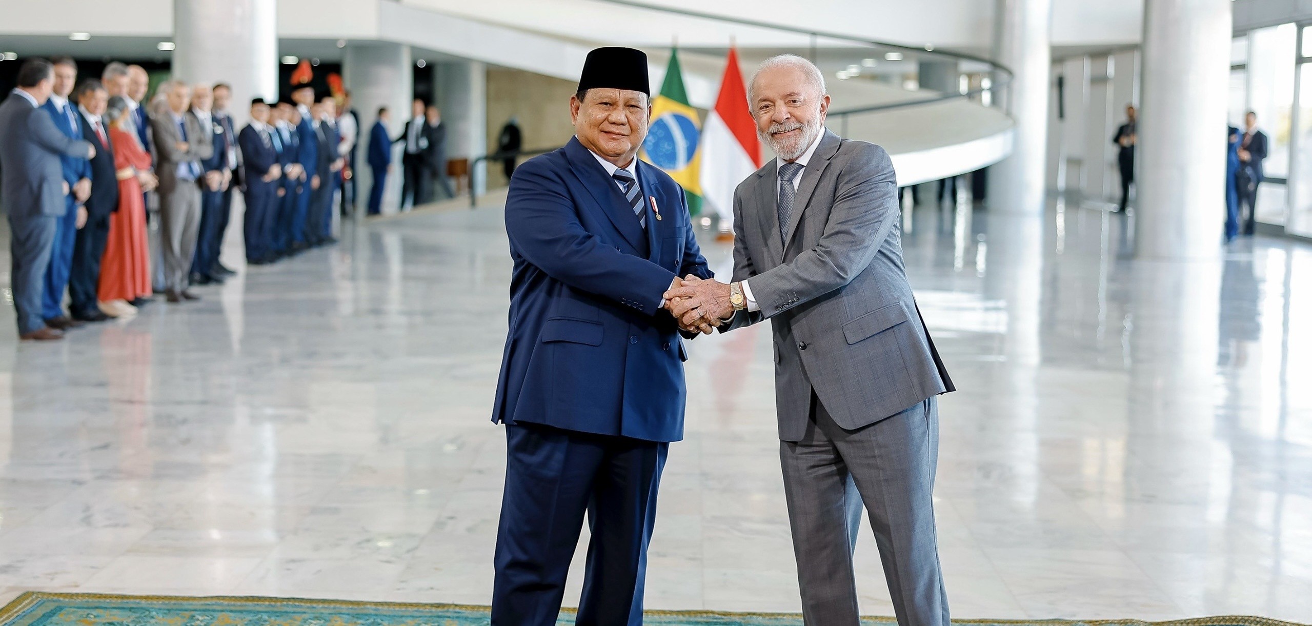 Momen Prabowo Disambut Hangat Presiden Brasil di Istana