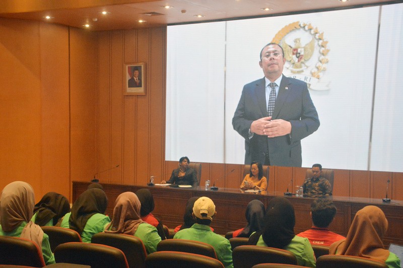 Seminar Nasional Tema “PERAN BUMN DALAM MEMPERKUAT EKONOMI DALAM NEGERI”