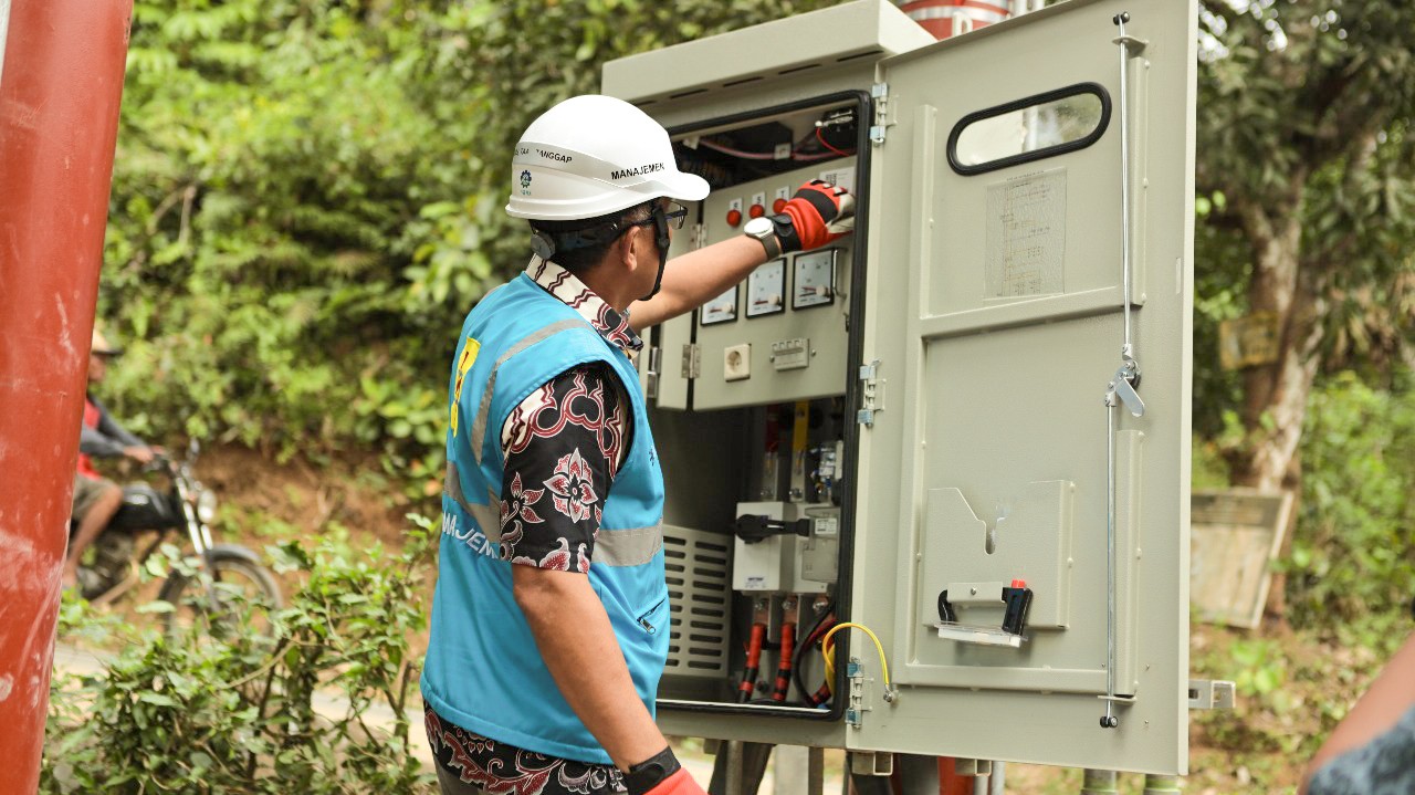 Jelang Hari Kemerdekaan, PLN Operasikan Listrik Pertama di Kawasan Konservasi Bandealit