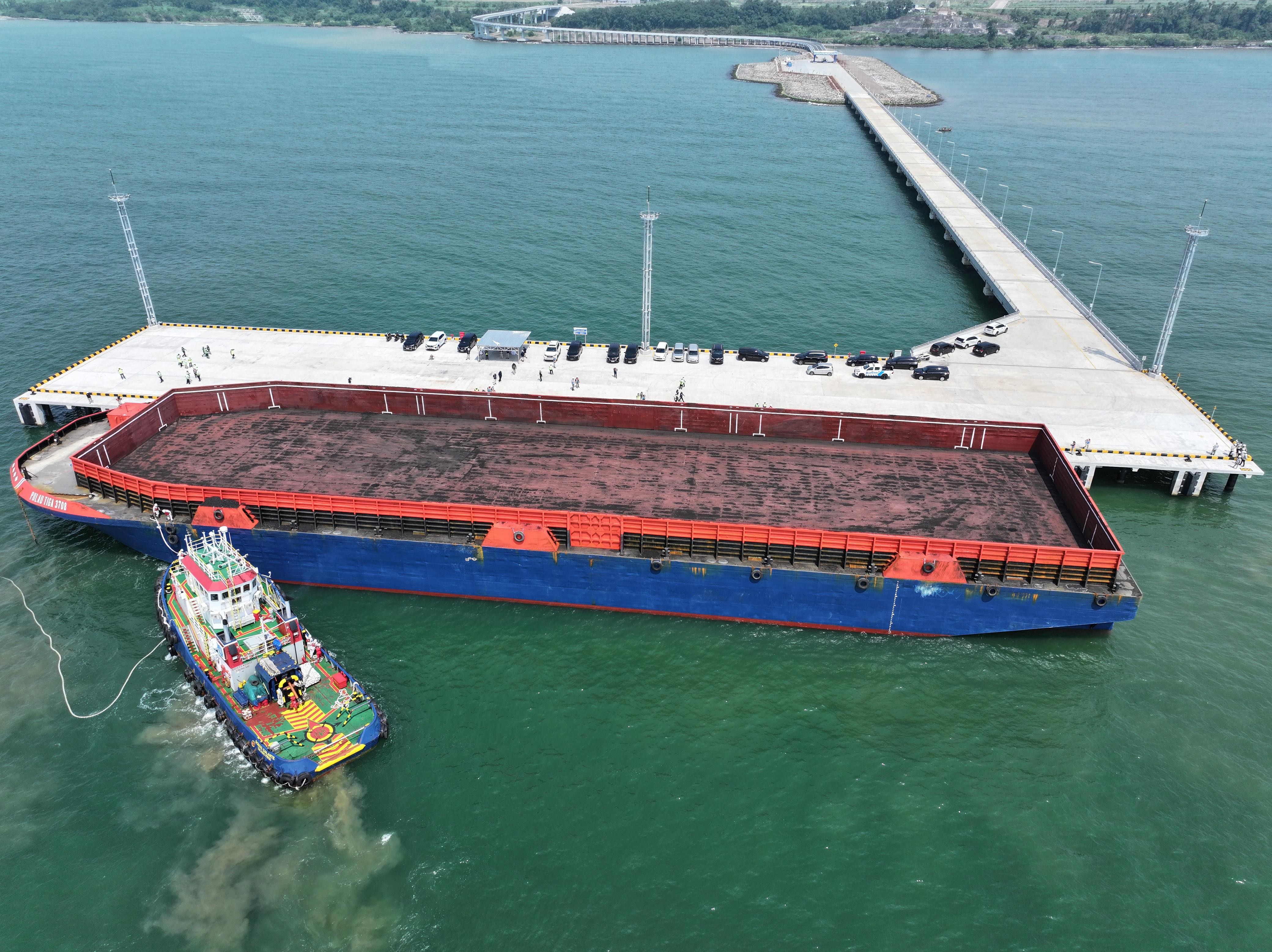 Uji Coba Perdana, Pelindo Berhasil Sandarkan Kapal di Terminal Batang