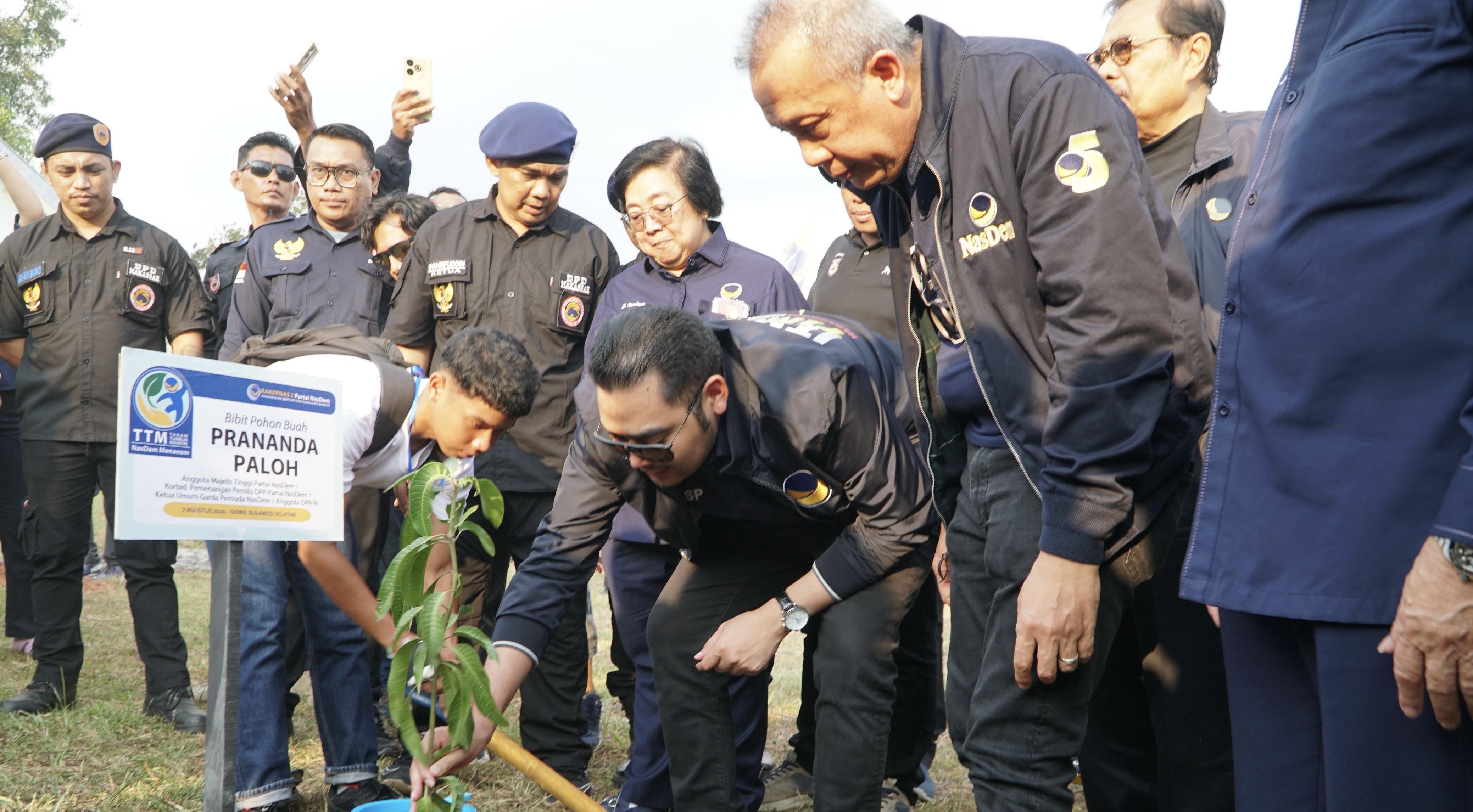 Gerakan NasDem Go Green, Prananda dan Saan Tanam 700 Pohon Produktif di Gowa