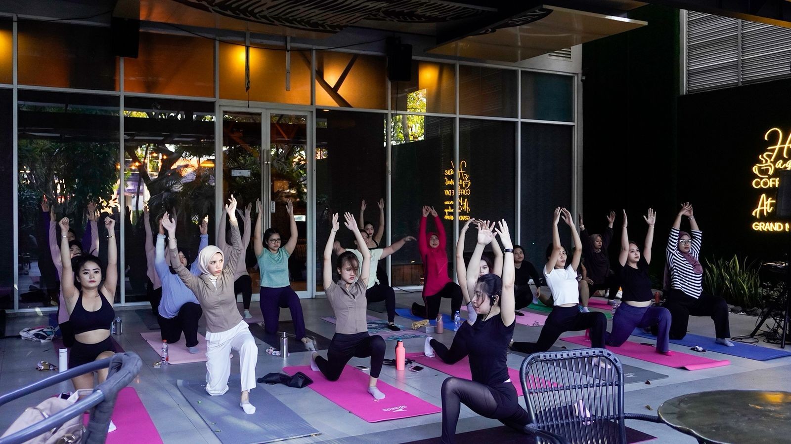 Sehat dan Harmonis: Mercure Surabaya Grand Mirama dan Harsha Shala Gelar Acara Yoga di Tengah Kota