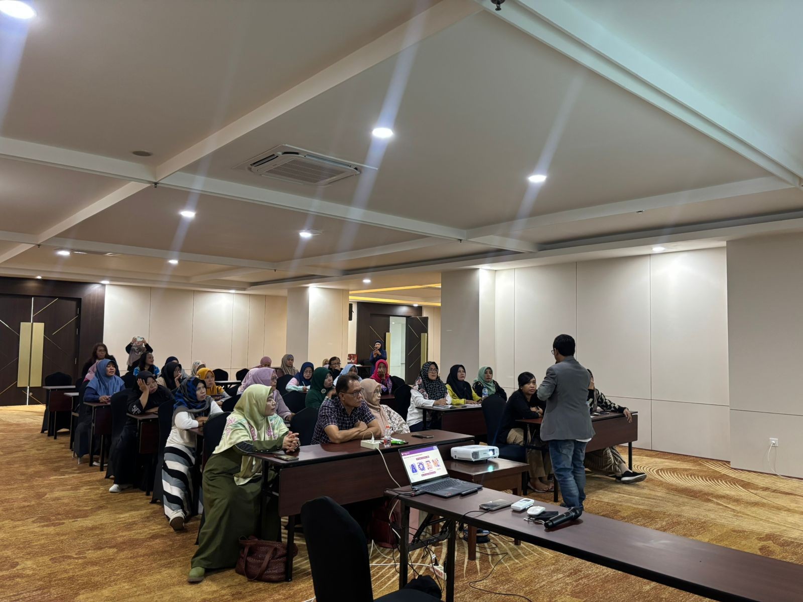 Grand Whiz Hotel Praxis dan KAJI Indonesia Adakan Pelatihan Keamanan Siber untuk UMKM Lokal
