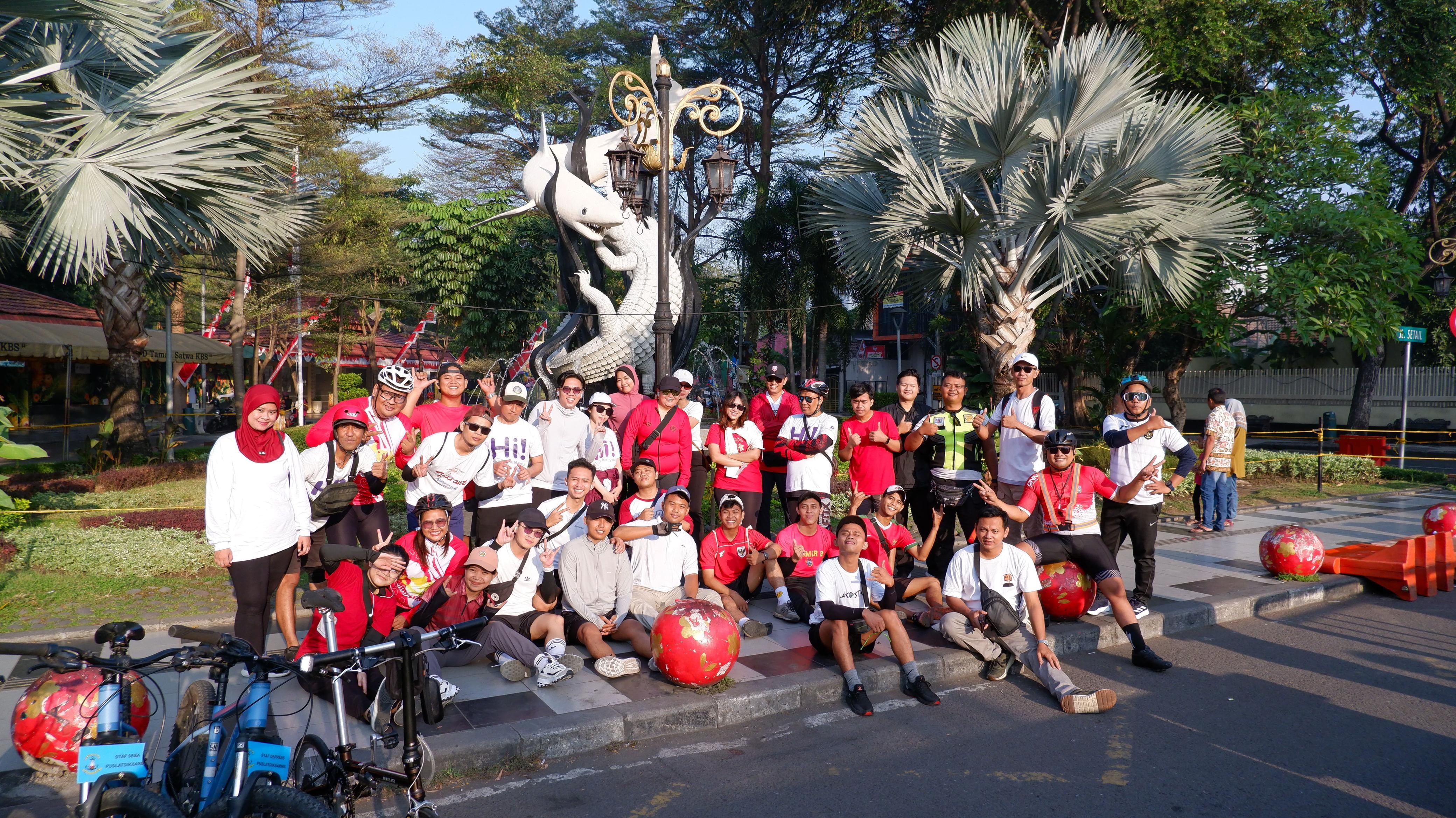 Rayakan Kemerdekaan, Staf Premier Place Hotel Gowes Keliling Surabaya