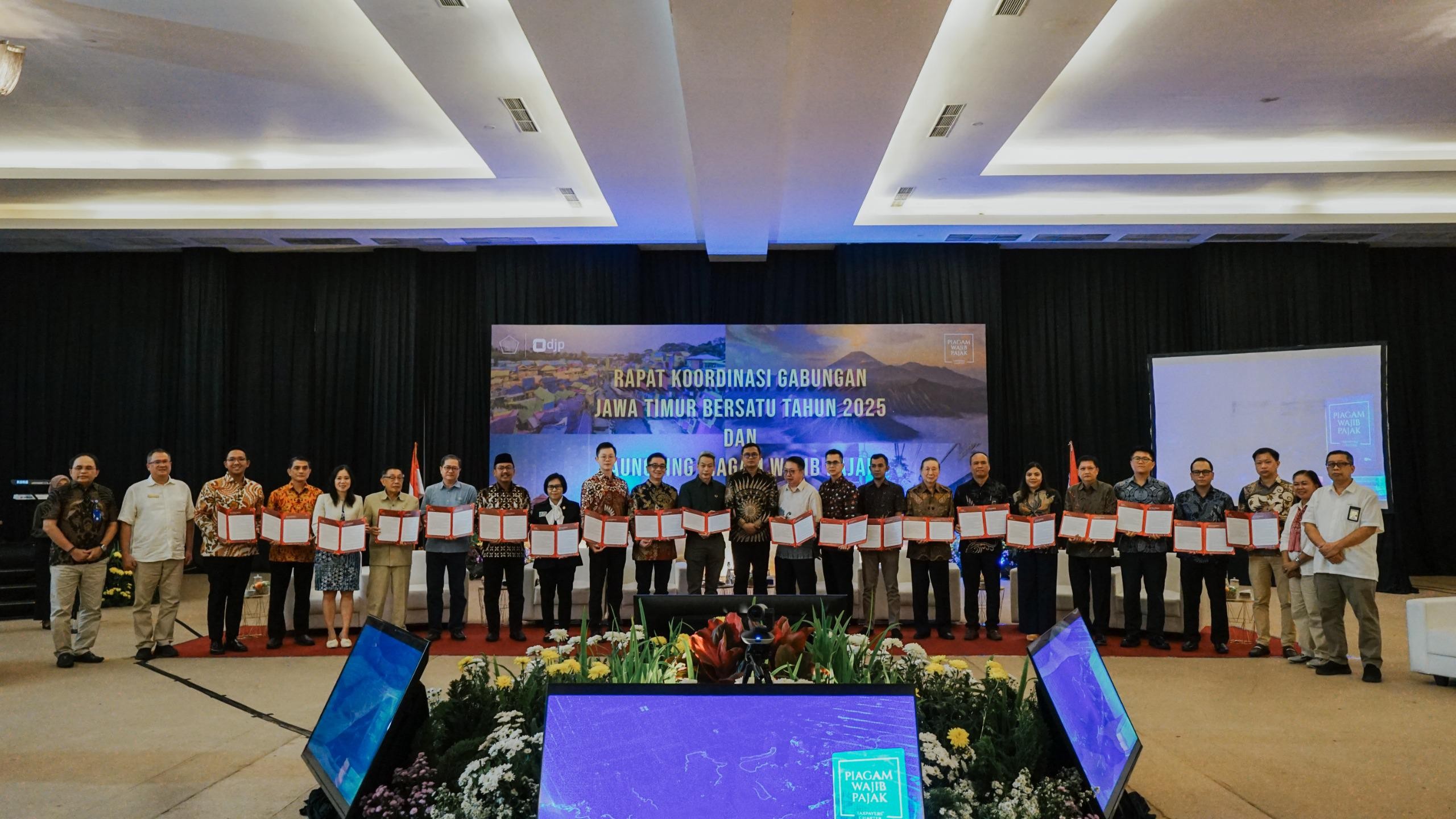 Kanwil DJP Jatim I Serahkan Piagam Wajib Pajak