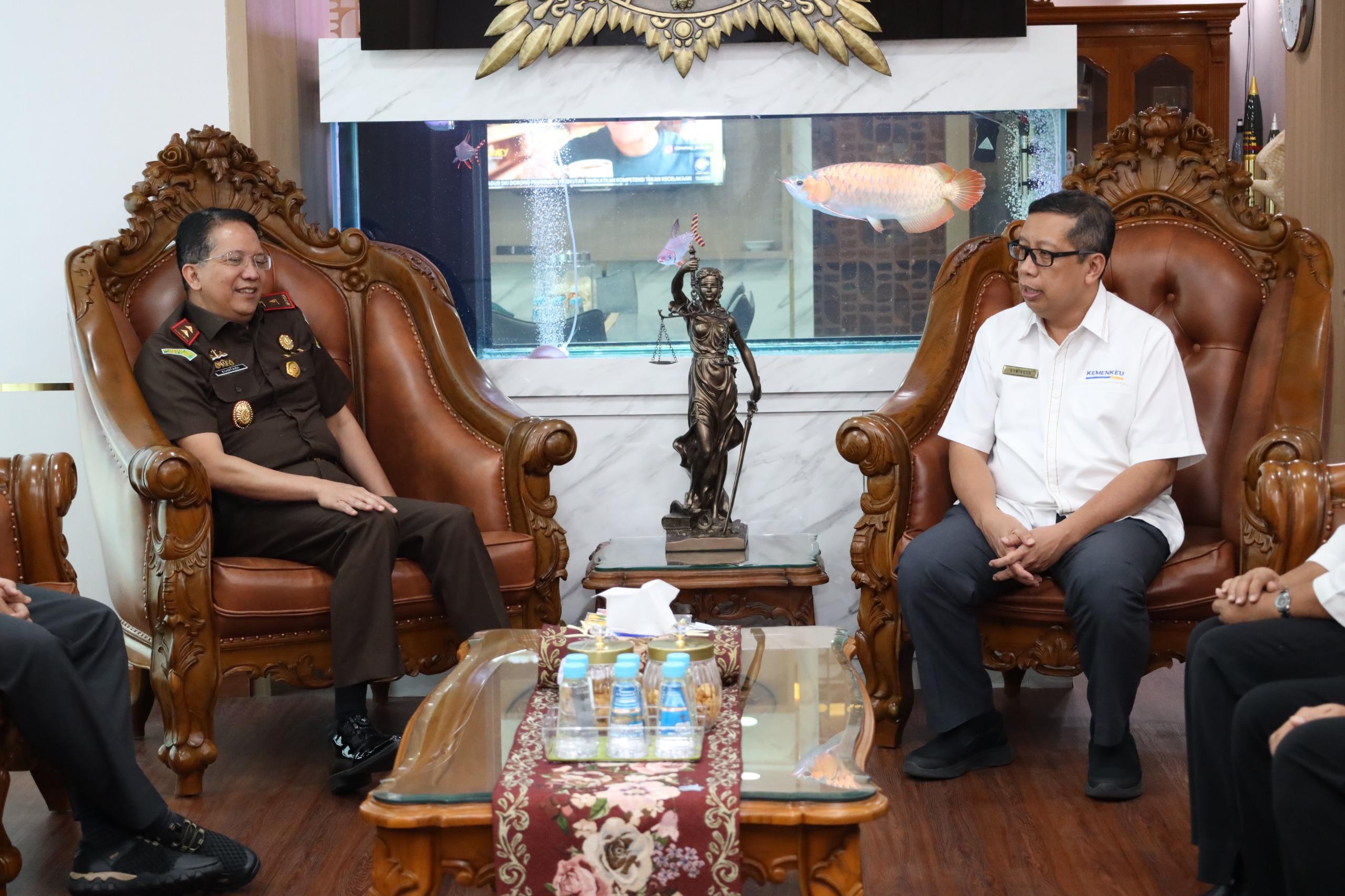 DJP Jatim dan Kejati Jatim Perkuat Penegakan Hukum Pajak dan Cegah Rokok Ilegal