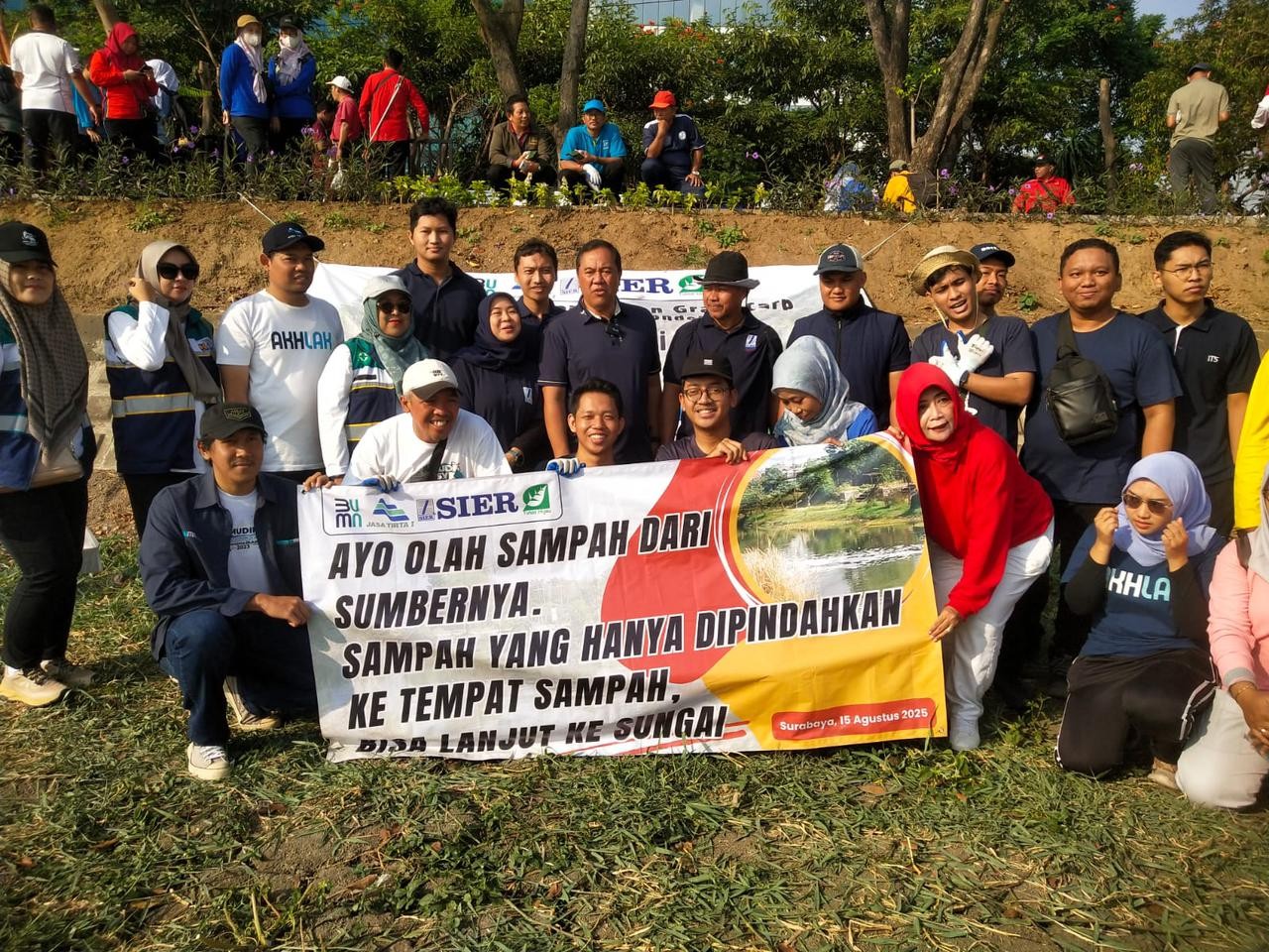 Ribuan Ikan Grass Carp Dilepas di Sungai Jagir, Siap Perang Lawan Eceng Gondok