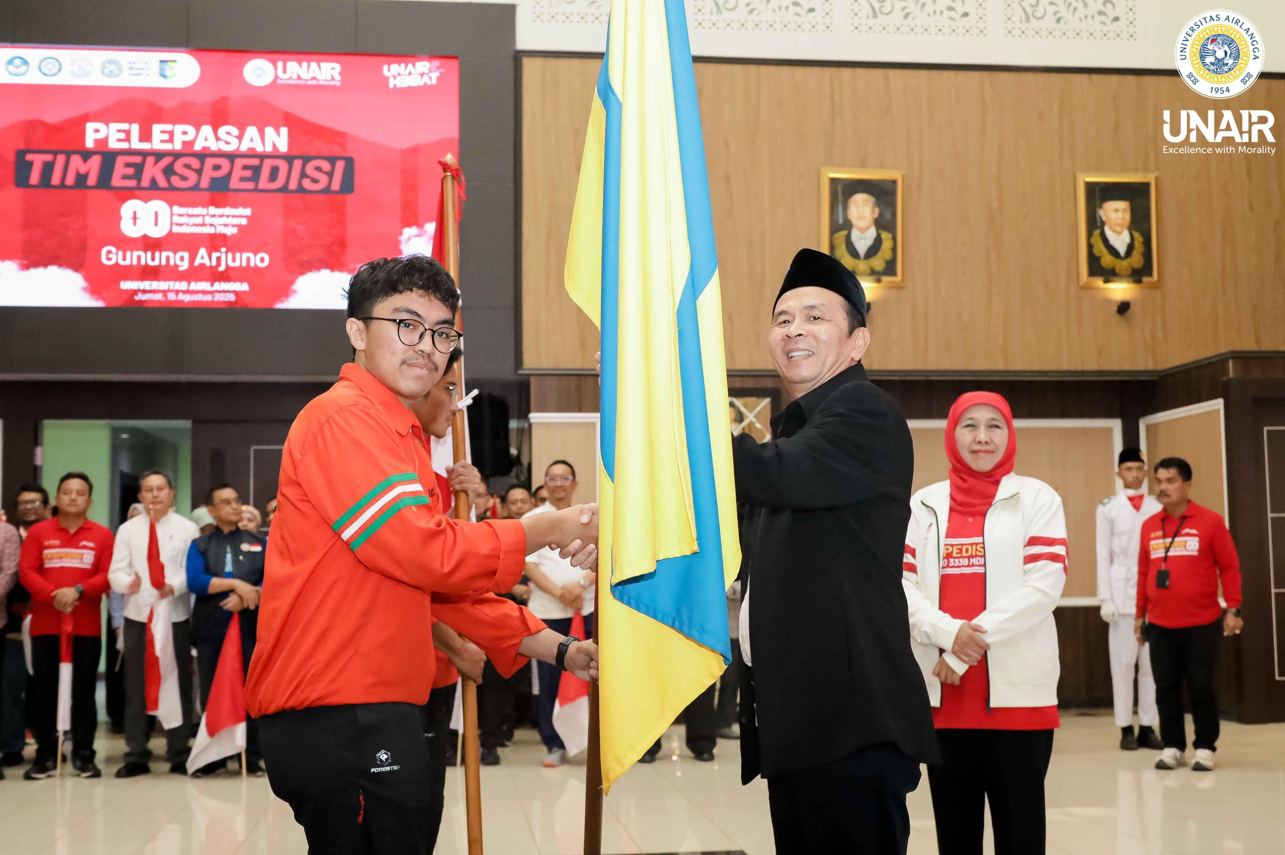 UNAIR Lepas Tim Ekspedisi 80 Gunung Arjuno, Bawa Misi untuk Berkontribusi